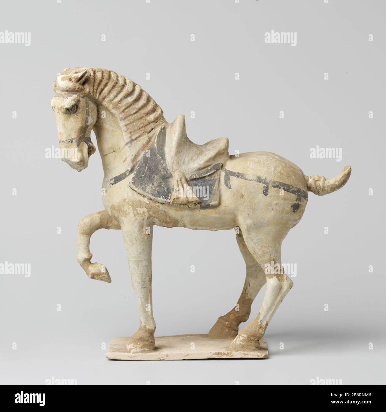 Tiffiguur van een paard Graffiguur of beeld van aardewerk in de vorm van een gezadeld paard. Linguetta. Produttore : pottenbakker: AnoniemPlaats fabbricante: China Dating: CA. 618 - ca. 906School / stijl: Tang-dynasie (618-907) Kenmerken Fisico: Aardewerk Materiale: Aardewerk Techniek: Vormen / bakken dimensioni: H 35,4 cm × b 37 cm × d 14 cm Foto Stock