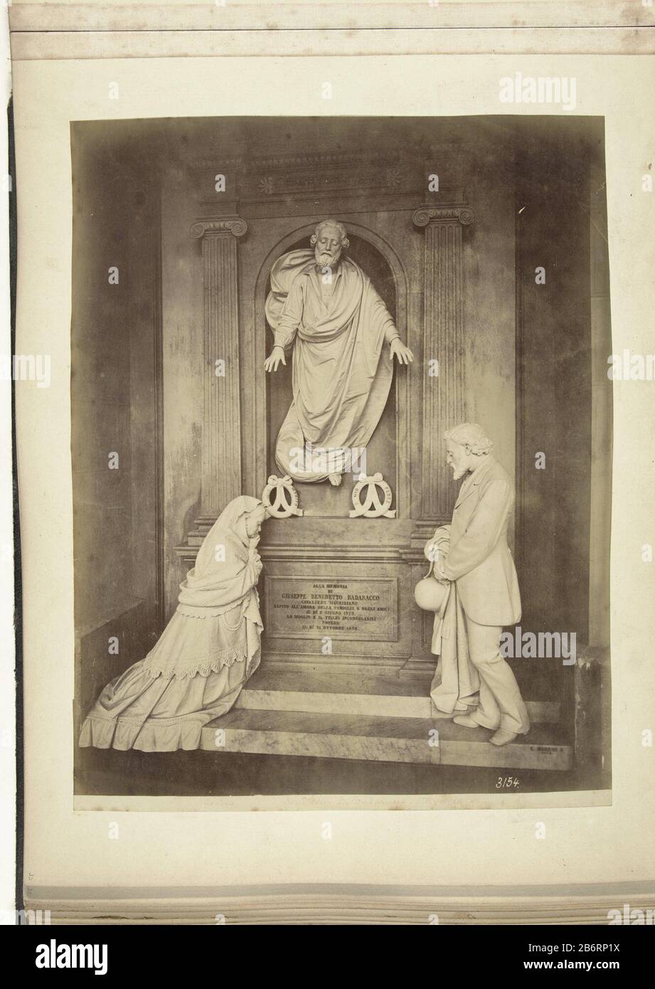 Monumento a campo Santo van Genova uomo e donna alla tomba del loro figlio defunto, sopra la tomba guardando il Signor Grafmomunument di Giuseppe Benedetto Badaracco prodotto da Moreno. Produttore : fotografo: Alfredo Noackfotografaf: Anonimo (attribuzione rifiutata) Luogo di produzione: Genova Data: Circa 1875 caratteristiche Fisiche: Albumen materiale di stampa: Carta Tecnica: Albumen dimensioni di stampa: H 260 mm × W 207 mmblad: H 277 mm × W 367 mm Foto Stock