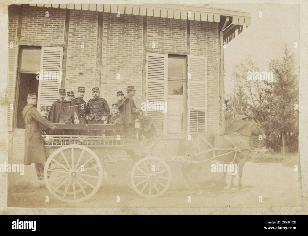 Groep Franse militairen in een paardenkoets Parte dell'album di fotografo amatoriale francese con foto di famiglia, militare, industriale, paesaggi e vedere dove: Condizioni a Frankrijk. Produttore : fotografo: Anonimo luogo di produzione: Francia Data: Maggio 1884 Materiale: Carta Tecnica: Albumen stampa dimensioni: H 116 mm × W 165 mm Oggetto: Land Force veicolo a quattro ruote, trainato da animali, ad esempio: Cabina, trasporto, pullman dove la Francia Foto Stock