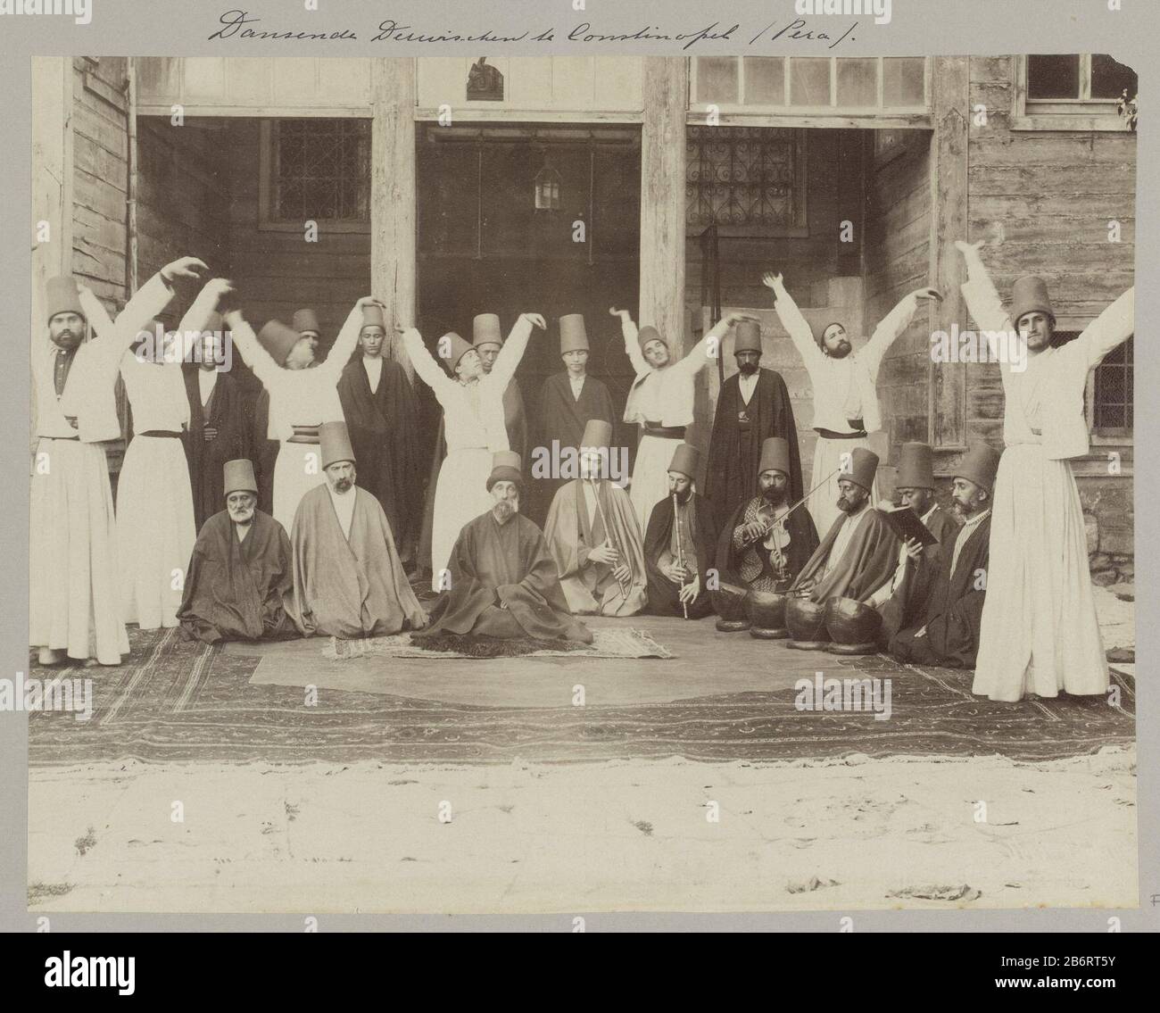 Groep dansende derwisjen a Istanbul Parte di immagini di un viaggio attraverso l'Europa meridionale e il Medio Oosten. Produttore : fotografo: Anonymous place manufacturing: Istanboel Dating: CA . 1900 - caratteristiche o Apr 1910 Fisico: Albumen materiale di stampa: Carta Tecnica: Albumen dimensioni di stampa: H 208 mm × W 270 mm Oggetto: Fraternità  Islam Mohammedanismfolk costume, costume regionale (+ abbigliamento da uomo) Dove: Istanboel Foto Stock