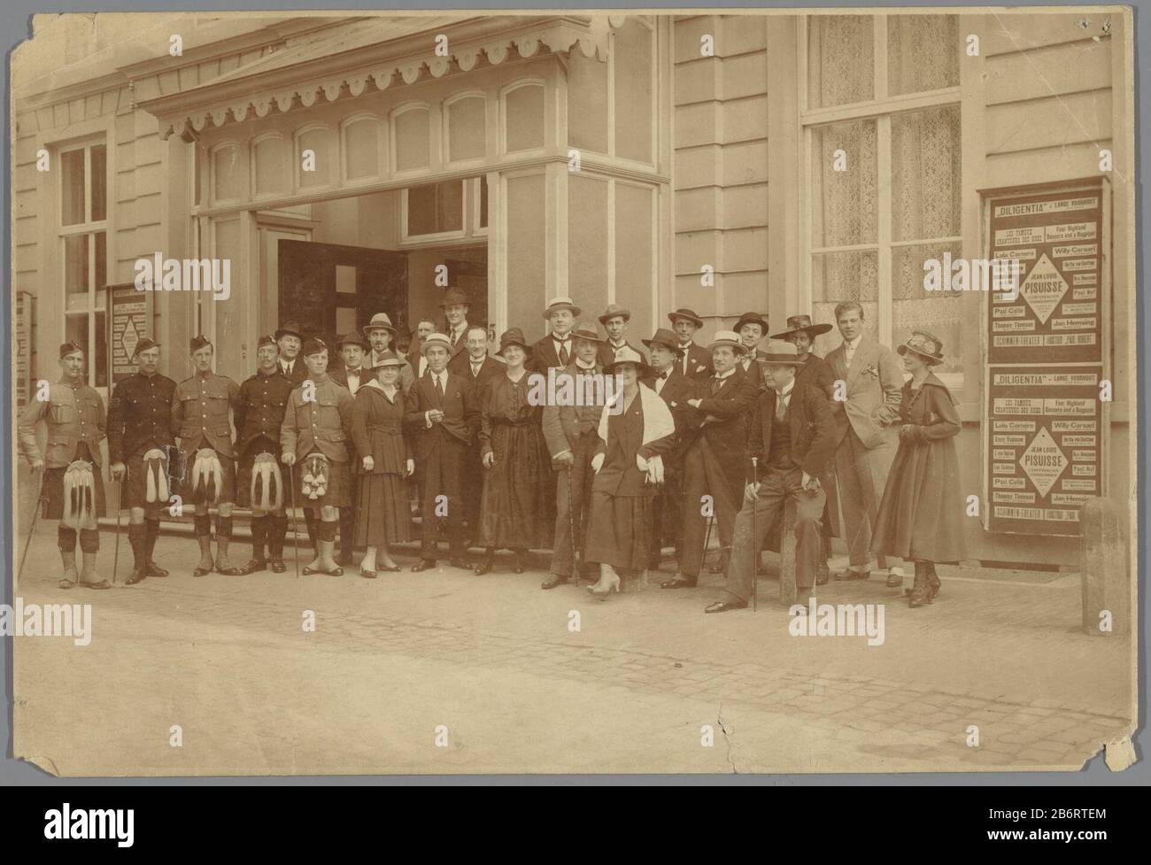 Groep mensen in schots kostuum voor theater Diligentia in Den Haag Het Haagsche Cabaret en Schotse Hooglanders voor Diligentia (titel op object) Gruppo di persone in costume scozzese per il teatro Diligentia in HaagHet Hague Cabaret e Highland Cattle per Diligentia (title object) Tipo Di Proprietà: Fotografie numero articolo: RP-F F01491 Produttore : fotografo: Anonimo Data: 1900 - 1940 caratteristiche Fisiche: Albumen materiale di stampa: Carta Tecnica: Albumen dimensioni di stampa: H 154 mm × W 226 mmOnderwerp Foto Stock