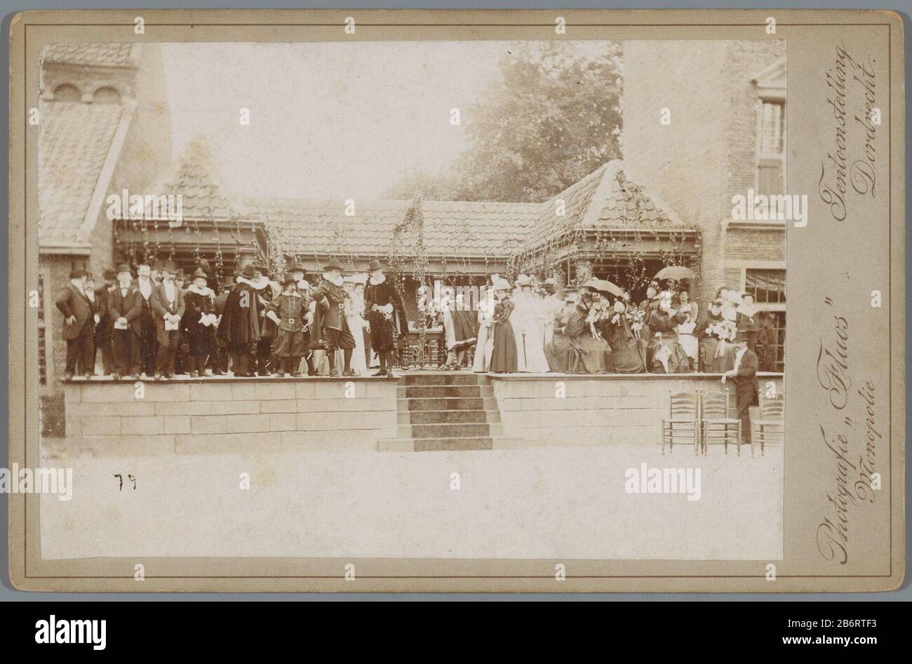 Groep mensen in zeventiende-eeuwse kleding op een podium tijdens de Tentoonstelling Vak en Kunst nel 1897 a Dordrecht Gruppo di persone in abbigliamento del XVII secolo su un palco al Salone e Arte nel 1897 a Dordrecht Tipo Di Proprietà: Foto Cabinet numero articolo: RP-F F19648 Iscrizioni / marchi: Iscrizione, recto, stampato 'Photografie Fluos / Monopoli / Mostra / Dordrecht.'winkeliersmerk, vero, bloccato 'TRASPORTO & KUNSTHANDEL / Morks & GEUZE / 255 Front Street 255 / DORDRECHT' Produttore : fotografo: Dirk Gerardus Schnabel (proprietà in elenco) Luogo di produzione: Dordrecht Foto Stock