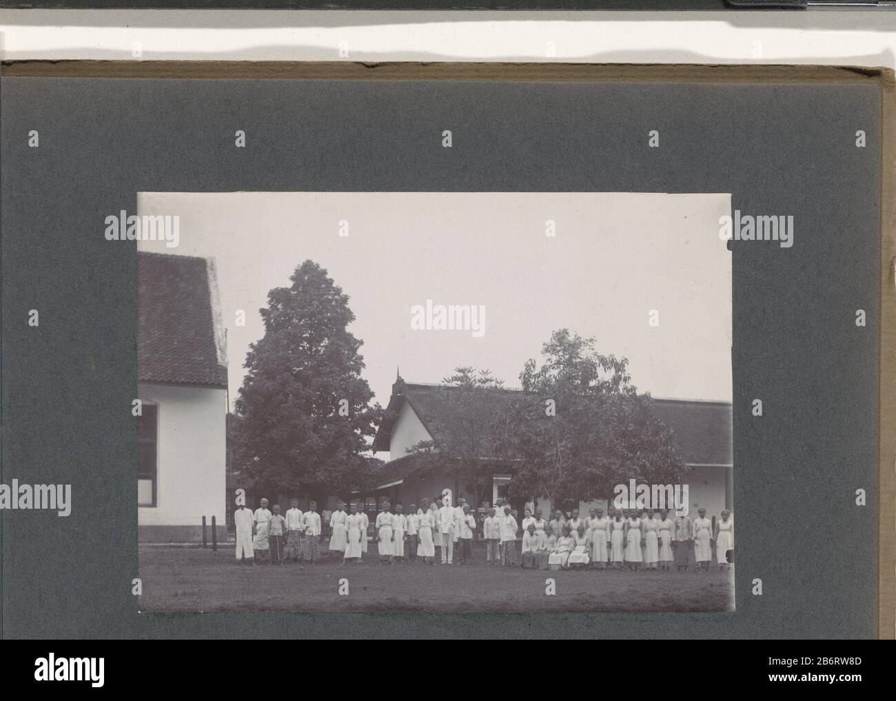 Parte della foto di un ospedale nelle Indie Orientali Olandesi. Produttore: Fotografo: Anonimo data: CA. 1920 - ca. 1930 caratteristiche Fisiche: Luce del giorno gelatina argento materiale di stampa: Carta Tecnica: Luce del giorno gelatina argento dimensioni di stampa: H 122 mm × W 173 mm Soggetto: Ospedale infermieristico, tendente il malato storico persone non noto per nome dove: Olandese Oriente Indie Foto Stock
