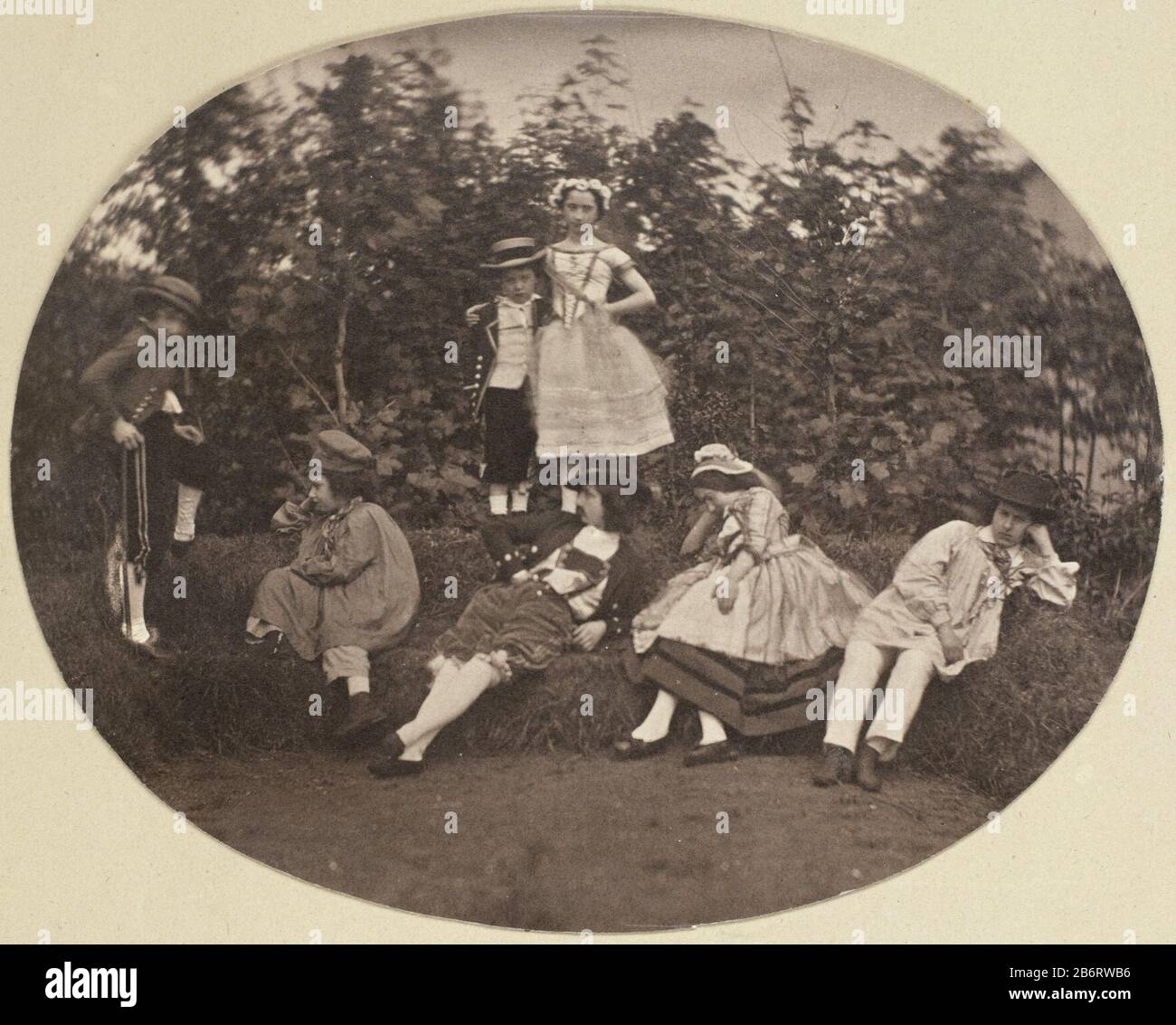 Groepsportret van de Asser-kinderen in toneelkostuum Group ritratto di Asser bambini in scena costume tipo oggetto: Foto numero articolo: RP-F-AB12280-H Produttore : fotografo Eduard Isaac Asser Luogo fabbricazione: Amsterdam Data: 1856 caratteristiche Fisiche: Sale materiale da stampa: Carta cartone Tecnica: Sale dimensioni: Foto: H 123 mm × W 155 mm Soggetto: Persona storica (CON NOME) - persona storica (CON NOME) Raffigurata in un gruppo, in un gruppo-ritrattaWie: Asserzione Foto Stock
