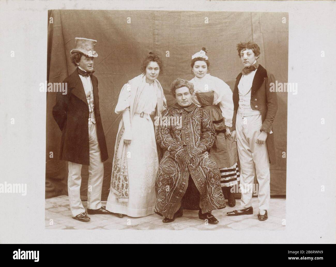 Groepsportret van een gezelschap in historische kostuums, vermoedelijk Franse amamateurtoneelspellers Parte di Foto di un fotografo amatoriale francese con registrazioni di una distilleria di famiglia Delizy & Doistau Fils , l'esercito e vedere dove: Condizioni a Frankrijk. Produttore : fotografo: Anonymous place manufactured: France Data: CA. 1900 - ca. 1910 caratteristiche Fisiche: Carta leggera supporti: Carta tecnica: Carta leggera dimensioni di stampa: Foto: H 115 mm × W 159 mm Oggetto: Teatro storico dei costumi, spettacolo teatrale dove la francia Foto Stock