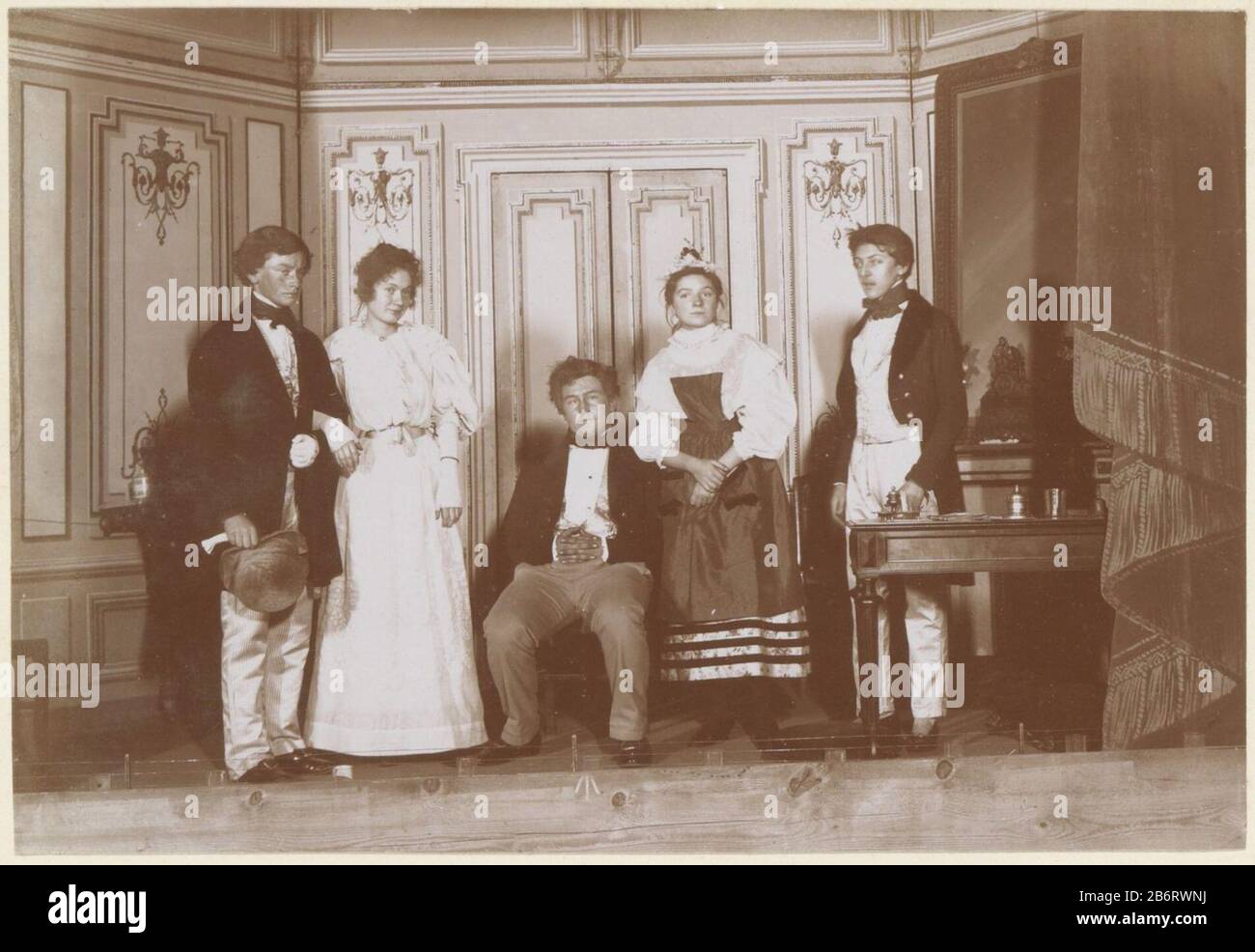 Groepsportret van een gezelschap in historische kostuums op een toneel, vermoedelijk Franse amateurtoneelspellers Parte di Foto di un fotografo amatoriale francese con registrazioni di una distilleria di famiglia Delizy & Doistau Fils, l'esercito e vedere dove: Condizioni a Frankrijk. Produttore : fotografo: Anonymous place manufactured: France Data: CA. 1900 - ca. 1910 caratteristiche Fisiche: Carta leggera supporti: Carta tecnica: Carta leggera dimensioni di stampa: Foto: H 95 mm × W 138 mm Oggetto: Costume storico teatro, performanceset teatrale, scenario  palcoscenico dove la francia Foto Stock