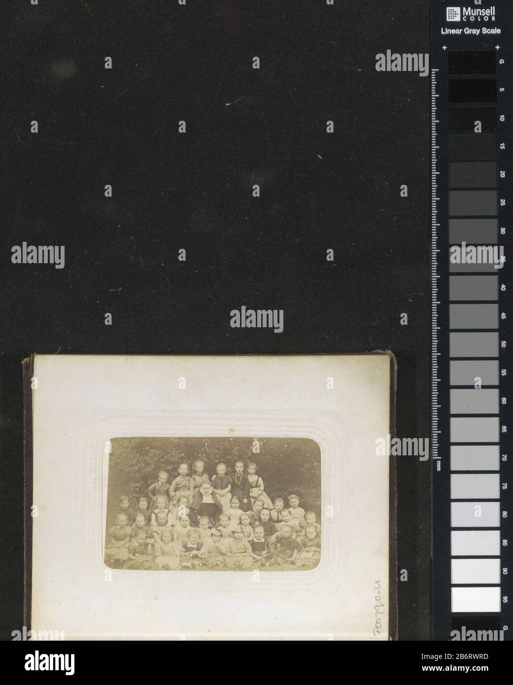 Groepsportret van een meisjesklas en een non Onderdeel van Fotoalbum met 26 cartes-de-visite van rooms-katholieke geestelijken. Produttore : fotograaf: Dubois & LettanyPlats fabbricante: Mechelen Dating: CA. 1860 - ca. 1880 Physical kenmerken: Albuminedruk Materiale: Karton papier fotopapier Techniek: Albuminedruk dimensioni: Foto: H 58 mm × b 89 mm Oggetto: Scuola elementare di nun; classe, formabitudine, rana Foto Stock