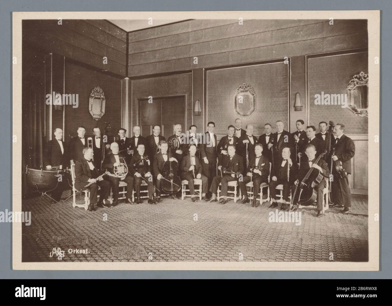 Groepsportret van het orkest van AVRO AVRO Orkest (titel op object) AVRO-Orkest (titel op object) questa foto fa parte di una cartella con dieci foto. Produttore: Fotografo: Anonymous date: 1928 - 1945 Materiale: Barite tecnica: Gelatina argento stampa dimensioni: Foto: H 106 mm × W 149 mm Oggetto: Grande gruppo di musicisti, orchestra strumenti musicali; gruppo o strumento musicale Foto Stock