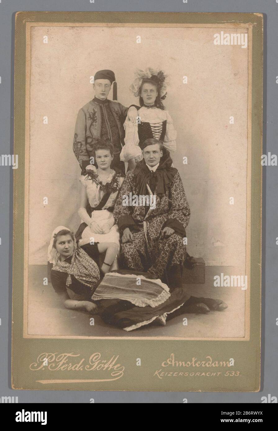 Groepsportret van jonge mannen vrouwen in klederdrachten en kostuums Group ritratto di giovani uomini e donne in costumi tradizionali tipo di oggetto: Cabinet Fotografia numero Oggetto: RP-F F18773 Iscrizioni / marchi: Nome, recto, stampato: 'P. Ferd. Götte Amsterdam Keizersgracht 533.'opschrift, vero, scritto a mano: 'HHA 1906.' Produttore : fotografo: Paul Ferdinand Götte (proprietà in elenco) Fabbricazione Luogo: Amsterdam Data: 1906 Materiale: Cartone carta Tecnica: Gelatina argento dimensioni di stampa: Mezzo secondario: H 168 mm × W 110 mm Oggetto: Costume popolare, costume regionale scena co Foto Stock