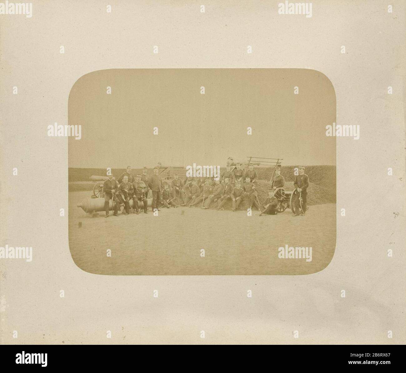 Groepsportret van officieren van het Nederlandse leger gestationeerd in Ambon Group ritratto di ufficiali dell'esercito olandese di stanza in Ambon Property Type: Photographs numero articolo: RP-F F18065 Iscrizioni / marchi: Iscrizione vero, ha scritto: 'Commander Demmenis più tardi generale nel mezzo accanto al suo padre. Ufficiali della guarnigione Ambon 1880' Produttore : fotografo: Anonimo luogo fabbricazione: Sconosciuto Data: 1880 caratteristiche Fisiche: Albume materiale di stampa: Carta cartone Tecnica: Albume dimensioni di stampa: H 186 mm × W 243 mmblad: H 310 mm × W 368 mm Foto Stock