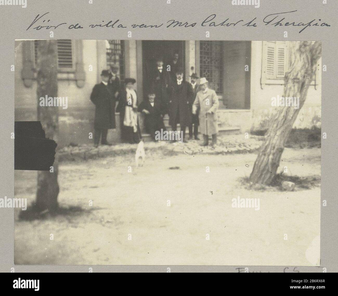 Groepsportret van onbekende personen voor de villa van mevrouw Cator in de wijk Therapia a Istanbul Parte di immagini di un viaggio attraverso l'Europa meridionale e il Medio Oriente . Produttore : fotografo: Anonymous place manufacturing: Istanboel Dating: 1900 - or before Apr 1910 Caratteristiche Fisiche: Gelatina argento materiale di stampa: Carta Tecnica: Gelatina argento dimensioni di stampa: H 75mm × W 102 mmToelichtTherapia (turco: Tarabya) è il vecchio quartiere delle ambasciate del quartiere Sarıyer alle rive europee del Bosforo di Istanbul. Oggetto: Manvilla adulta Foto Stock