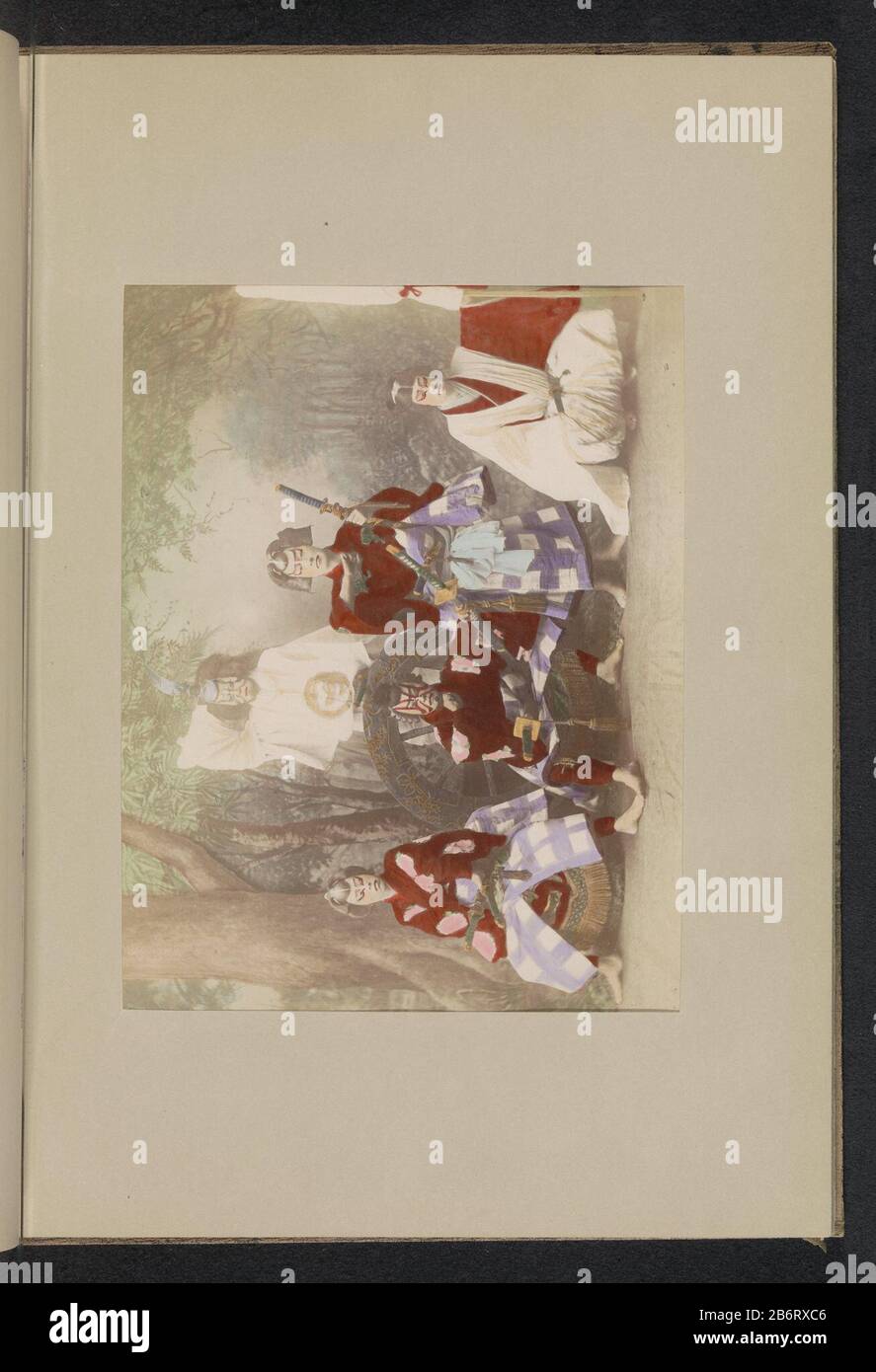 Groepsportret van vijf verklede acteurs Group ritratto di cinque attori in costume tipo oggetto: Foto pagina numero articolo: RP-F 2001-7-1557J-14 Produttore : fotografo: Anonieminkleurder: Anonimo luogo produzione: Fotografo: Narainkleurder: Giappone Data: C.1888 - or for 1898 Materiale : carta Tecnica: Albumen stampa / colore / fotografia: Foto: Foto: H 186 mm × W 243 mmToelichtingFoto per 363. Pagina oggetto: Ritratto di attori o attori, troupe; attori sul palco Foto Stock