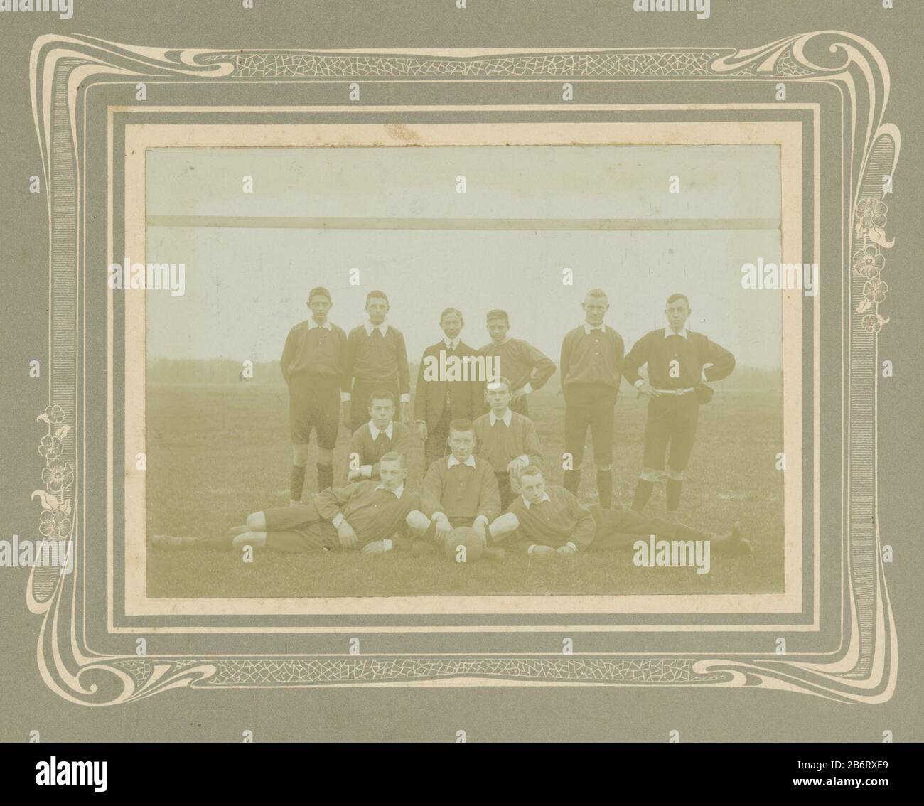 Groepsportret van voetballers Nederlands-Indie, groep voetballers Group Portrait of footballer Dutch East Indies, group footballer tipo oggetto: Immagine numero articolo: RP-F F17999 fabbricante : fotografo: Anonimo luogo fabbricazione: Unknown Data: CA. 1900 - ca. 1930 caratteristiche Fisiche: Luce del giorno gelatina argento materiale di stampa: Carta cartone Tecnica: Luce del giorno gelatina argento stampa dimensioni: Foto : h 118 mm × W 168 mmblad: H 239 mm × W 296 mmToelichtingmogelijk Indonesia Foto Stock