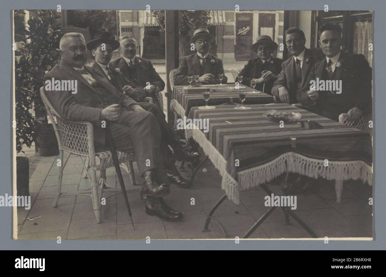 Groepsportret van zeven onbekende mannen rond een taxel Group ritratto di sette uomini non identificati intorno a un tavolo tipo di oggetto: Cartolina numero articolo: RP-F F21172 Produttore : fotografo: Anonimo Data: CA. 1920 - ca. 1930 Materiale: Carta Tecnica: Gelatina argento dimensioni di stampa: Foto: H 88mm × W 138 mmToelichtingHetzelfde azienda è fotografata in RP-F F21173. Oggetto: Soggetti storici mananonimi adulti Raffigurati in un gruppo, in una tavola di gruppo-ritratto Foto Stock