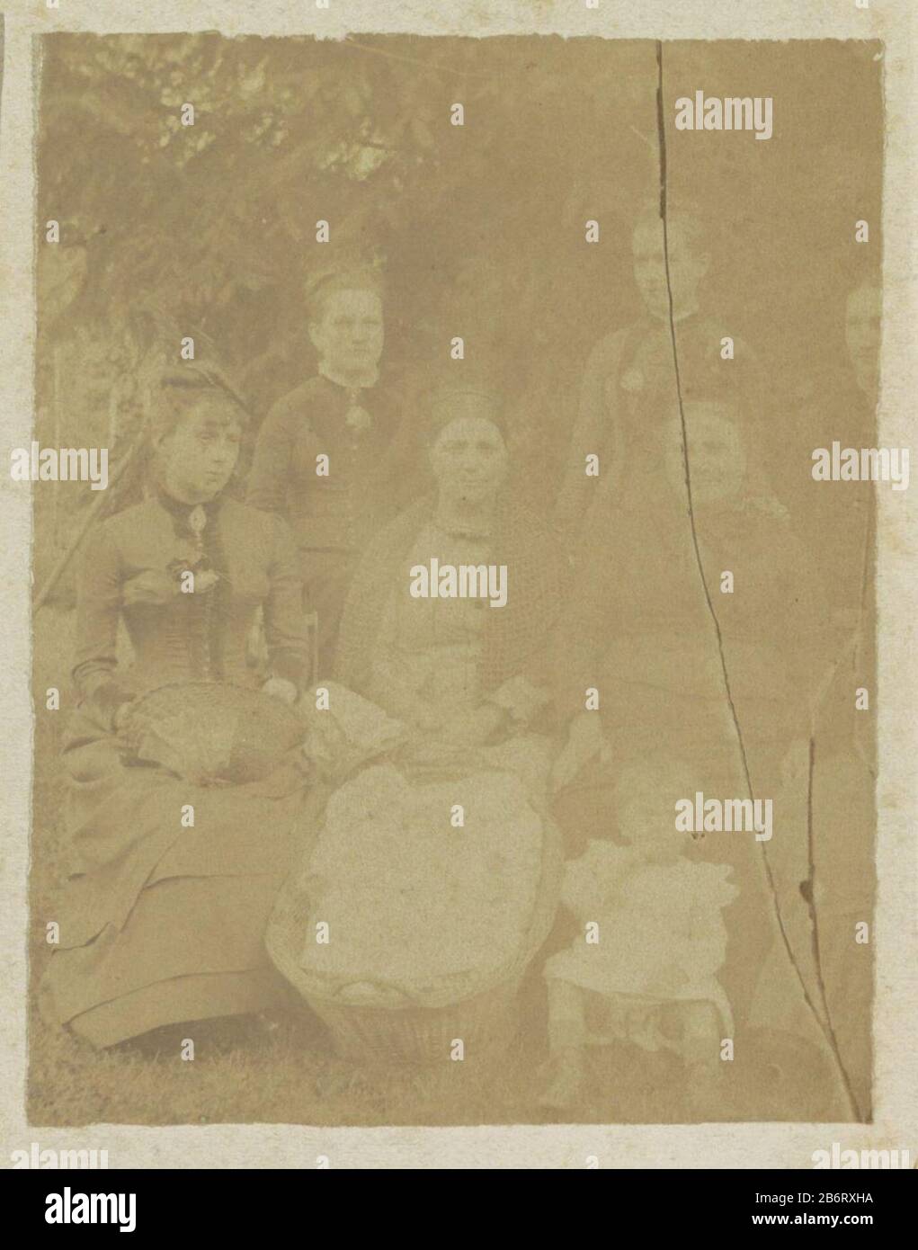 Parte dell'album del fotografo amatoriale francese con foto di famiglia, militari, industriali, paesaggi e vedere dove: Condizioni a Frankrijk. Produttore : fotografo: Anonymous Place produzione: Francia Data: Giu 1886 Materiale: Carta Tecnica: Albumen stampa dimensioni: H 98 mm × W 76 mmToelichtingzie anche fotografie RP-F 2007-66-52-1. Oggetto: Tre generazioni (gruppo familiare ) Foto Stock