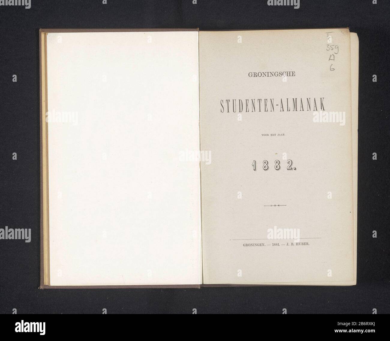 Groninger studenten almanak voor het jaar 1882 (titel op Object) Groninger studente almanac per l'anno 1882 (title Object) Tipo Oggetto: Libro numero articolo: BI-H 1705EVervaardiging datazione: 1882 Materiale: Carta asciugamani carta ingegneria stampa / litografia (tecnica) / albumen stampa dimensioni: H 195 mm × L 132 mm × d 21 mm Foto Stock