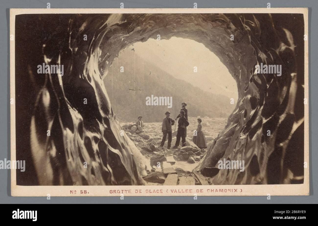Grotte de Glace (Vallee de Chamonix) Grotte de Glace (Vallee de Chamonix) Tipo Di Oggetto : foto carte-de-visite Objectnummer: RP-F-F24640 Produttore : fotografaf: A. Garcin (vermeld op object) dating: 1855 - 1900 dimensioni: Geheel: H 67 mm × b 105 mm Foto Stock