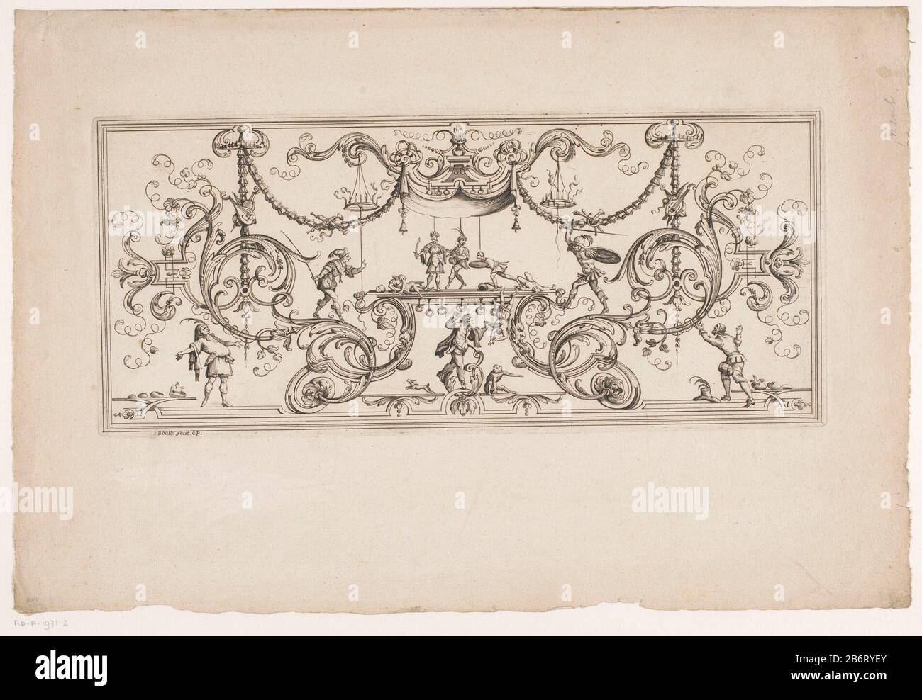 Grotteske tendone Design per intarsi con grottesche, viti e figure umane. Al centro sotto una tettoia è una figura con Il Pesante: D su un palcoscenico. Alla sua sinistra è un corpo decapitato. Destra Venite camminando due figure con headgear. A sinistra del palco si erge un uomo con cappello e canna o frusta, a destra, un uomo in armatura con spada e scudo. Sopra il palco appendere lampadari e ghirlande con strumenti musicali. Sotto la scena, tra i rami sono tre uomini con dieren. Produttore : stampatore Jean Philippe Boulle (proprietà in elenco) progettato da André-Charles Boulle Editore: Nicola Foto Stock
