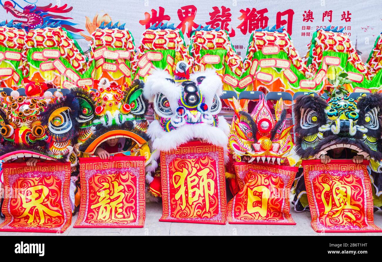 I ballerini attendono uno spettacolo durante l'evento Macau International Dragon and Lion Dance Day a Praca da Amizade a Macau Foto Stock