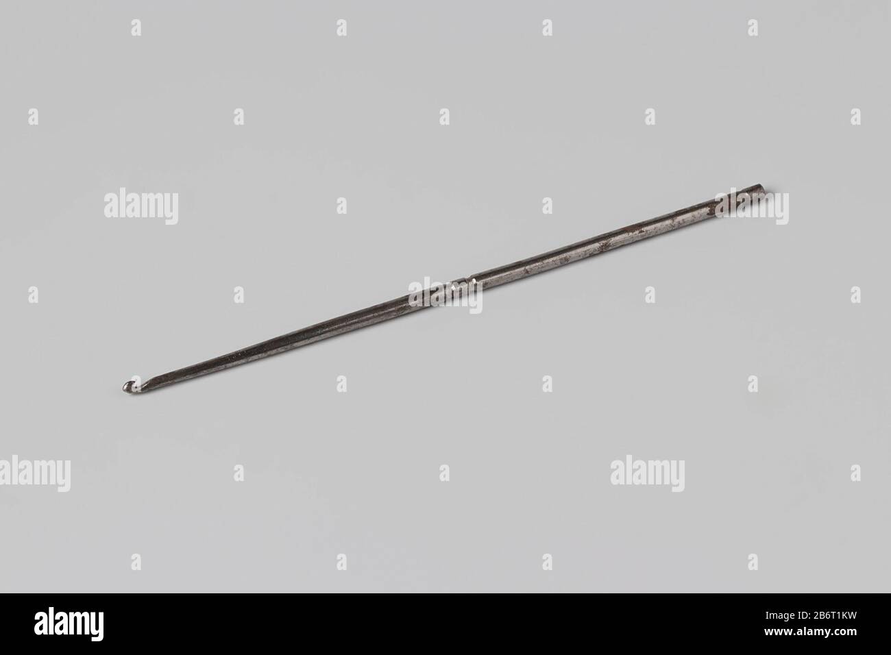 Haakpen van staal met knop en geleding Een haakpen van staal met knop en geleding. Adres: Imra / Geschützt. Produttore : vervaardiger: ImraPlaats fabbricante: Duitsland (mogelijk) Convenzione di industria di Incontri: CA. 1900 - ca. 1950 Kenmerken Fisico: Staal Materiale: Geheel: Staal dimensioni: Geheel: L 12,7 cm. D 0,3 cm. Foto Stock