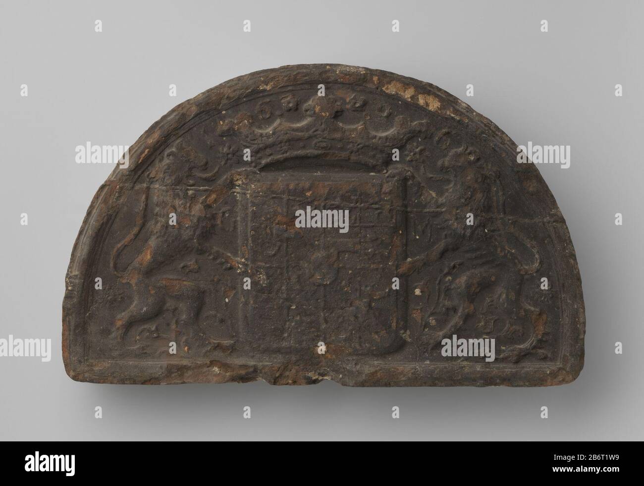 Haarddeksteen met het wapen van Prins Maurits van Oranje Nassau Halfrontde haardsteen met wapen van Prins Maurits; boven schild kroon en 1606, aan weerszijde leeuwen - linker met G tussen voorpoten, rechter met M tussen voorpoten - en plantmotieven, euden e dreen; stukken uit onderkant en achterkant, erg zwart geblakerd, achter onder breuklijn, resten cemento, horntale streep over leeuwen en schild. Produttore : vervaardiger: AnoniemPlats fabbricante: Nederland datazione: 1606 kenmerken Fisico: Aardewerk Materiale: Baksteen Techniek: Bakken / stempelen dimensioni: H 21,7 cm. Foto Stock