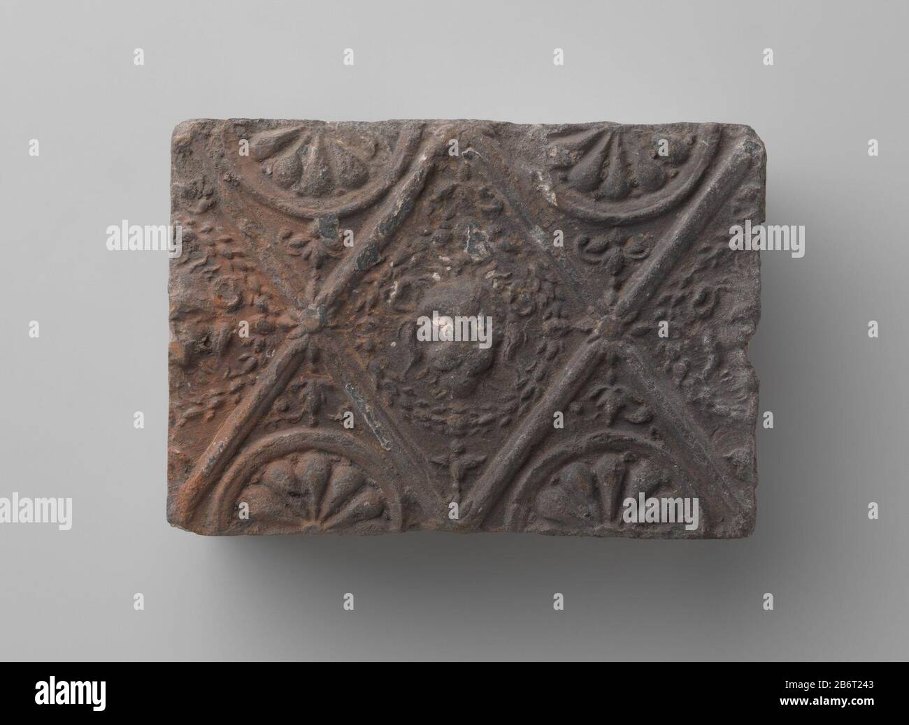 Haardsteen ha incontrato leeuwenkop in geprofileerde ruit Haardsteen ha incontrato voorstelling van leeuwenkop in lauwerkrans, geplaatst in geprofileerde ruit, welk motief zich in de halve ruiten aan de zijkanten herhaald. De hale ruiten aan de boven- en onderkant zijn opgevuld met have medaillons met stermotief. Produttore : vervaardiger: AnoniemPlaats fabbricante: Zuidelijke Nederlanden Dating: CA. 1575 - ca. 1625 Kenmerken Fisico: Aardewerk Materiale: Aardewerk Techniek: Bakken / stempelen dimensioni: H 10 cm. × b 14,5 cm. × d 6,5 cm. Foto Stock