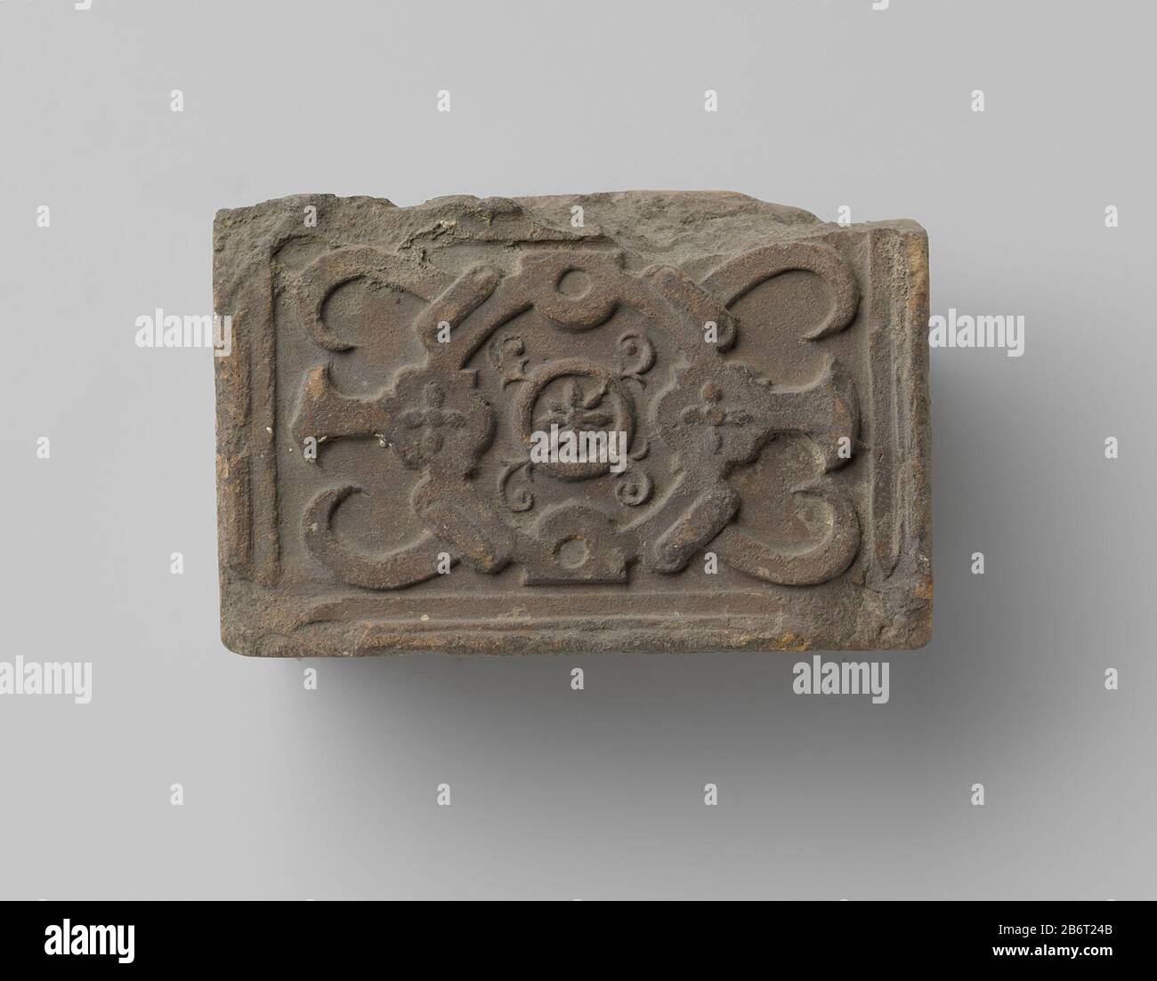 Haardsteen ha incontrato Cartouche van rolwerk Haardsteen ha incontrato Cartouche van rolwerk. Bovenzijde afgebrokkeld. Produttore : vervaardiger: AnoniemPlaats fabbricante: Zuidelijke Nederlanden Dating: CA. 1575 - ca. 1600 Kenmerken Fisici: Aardewerk Materiale: Aardewerk Techniek: Bakken / stempelen dimensioni: H 9 cm. × b 13,5 cm. × d 6,5 cm. Foto Stock