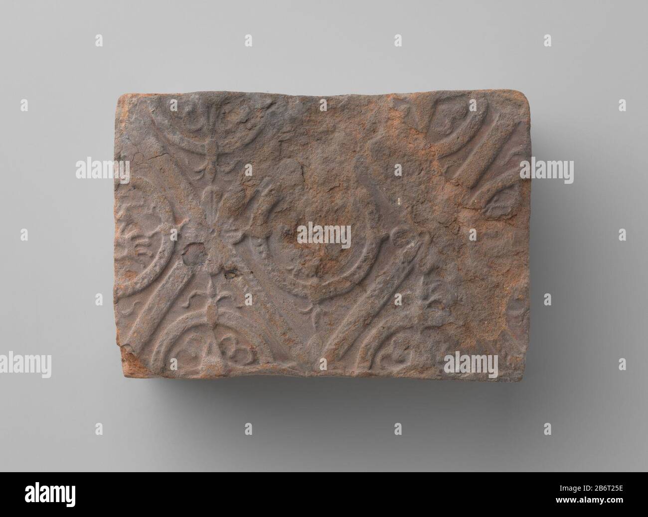 Haardsteen ha incontrato mannenkop en de letters V i in lauwerkrans Haardsteen ha incontrato voorstelling van mannenkop en de letters V i in lauwerkrans, geplaatst in geprofileerde ruit. In de halve ruiten aan de zijkanten een dubbelkoppige adelaar. De halve ruiten aan de boven- en onderkant zijn opgevuld met Have medaillons met stermotief. Produttore : vervaardiger: AnoniemPlaats fabbricante: Zuidelijke Nederlanden Dating: CA. 1575 - ca. 1625 Kenmerken Fisico: Aardewerk Materiale: Aardewerk Techniek: Bakken / stempelen dimensioni: H 10 cm. × b 14,5 cm. × d 6,5 cm. Foto Stock