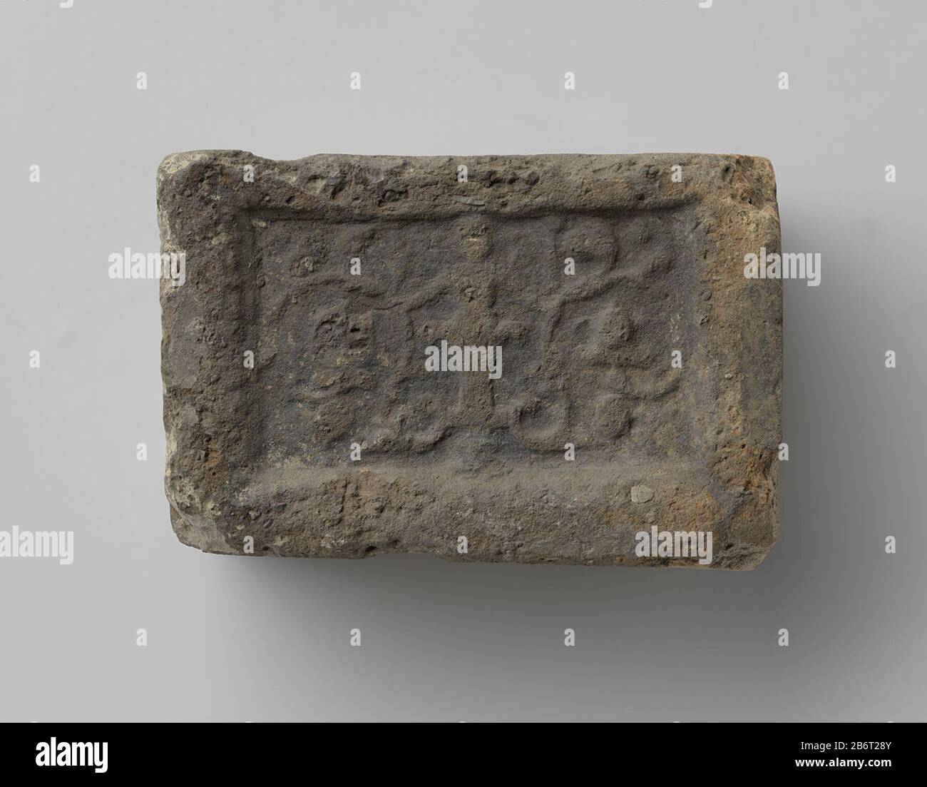 Haardsteen met voorstelling van een hermkariatide met bladranken Haardsteen met voorstelling van een hermkariatide met in iedere hand een bladrank. Produttore : vervaardiger: AnoniemPlaats fabbricante: Zuidelijke Nederlanden Dating: CA. 1575 - ca. 1600 Kenmerken Fisici: Aardewerk Materiale: Aardewerk Techniek: Bakken / stempelen dimensioni: H 9,5 cm. × b 14 cm. × d 7,5 cm. Foto Stock