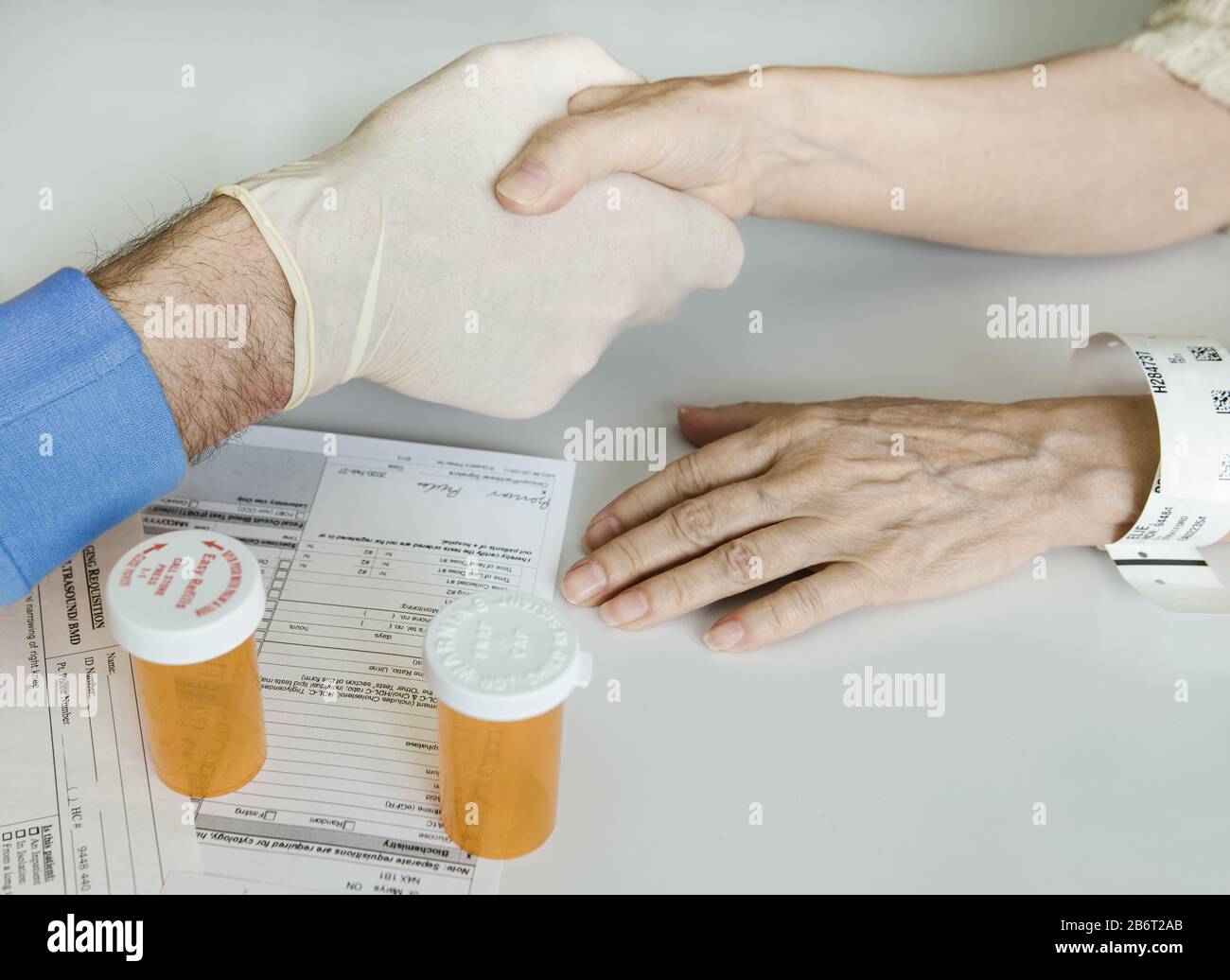 Le mani del medico davanti alle mani del paziente. Scuote le mani con il paziente. Foto Stock