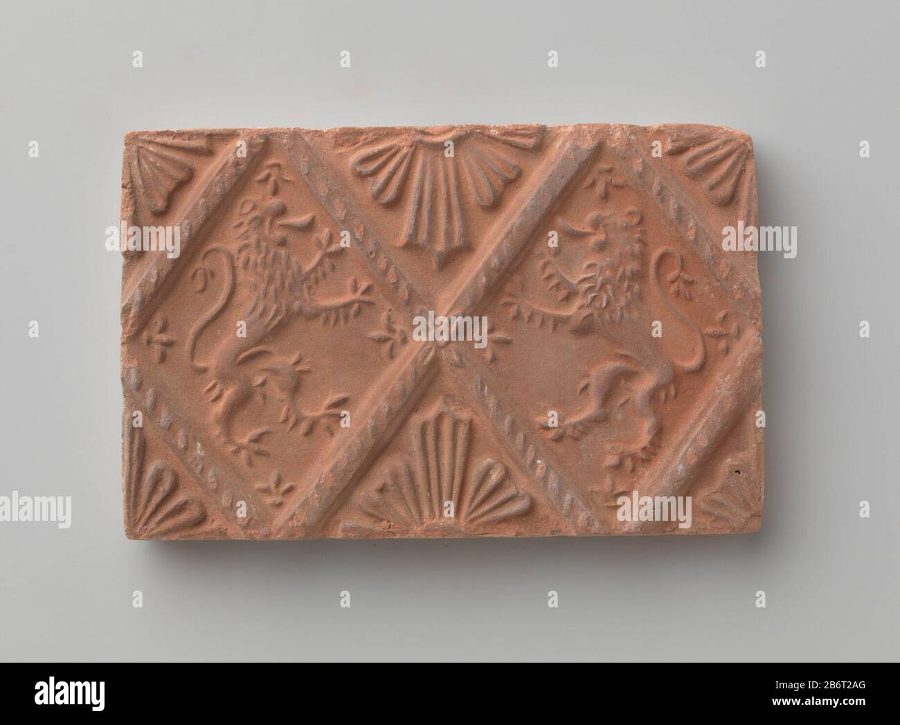 Haardsteen ha incontrato voorstelling van twee klimmende leeuwen Haardsteen ha incontrato voorstelling van twee klimmende leeuwen, geplaatst in geprofileerde ruit. De halve ruiten aan de boven- en onderkant zijn opgevuld met stermotief. Produttore : vervaardiger: AnoniemPlaats fabbricante: Nederland Dating: CA. 1875 - ca. 1900 kenmerken Fisico: Aardewerk Materiale: Aardewerk Techniek: Bakken / stempelen dimensioni: H 9,2 cm. × b 14,5 cm. × d 1,5 cm. Foto Stock