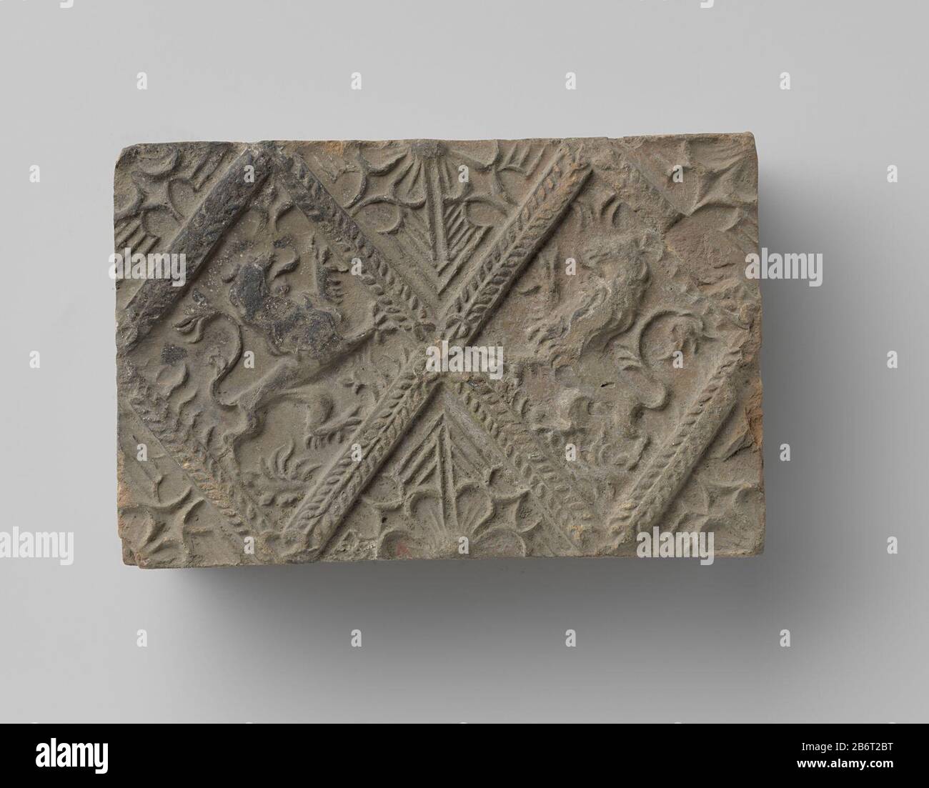 Haardsteen ha incontrato voorstelling van twee klimmende leeuw Haardsteen ha incontrato voorstelling van twee naar elkaar toegewende leeuwen, geplaatst in geprofileerde ruit. De halve ruiten aan de boven- en onderkant zijn oppevuld met halve medaillons met pijlmotief. Produttore : vervaardiger: AnoniemPlaats fabbricante: Zuidelijke Nederlanden Dating: CA. 1600 - ca. 1625 Kenmerken Fisico: Aardewerk Materiale: Aardewerk Techniek: Bakken / stempelen dimensioni: H 10 cm. × b 14,5 cm. × d 6,5 cm. Foto Stock