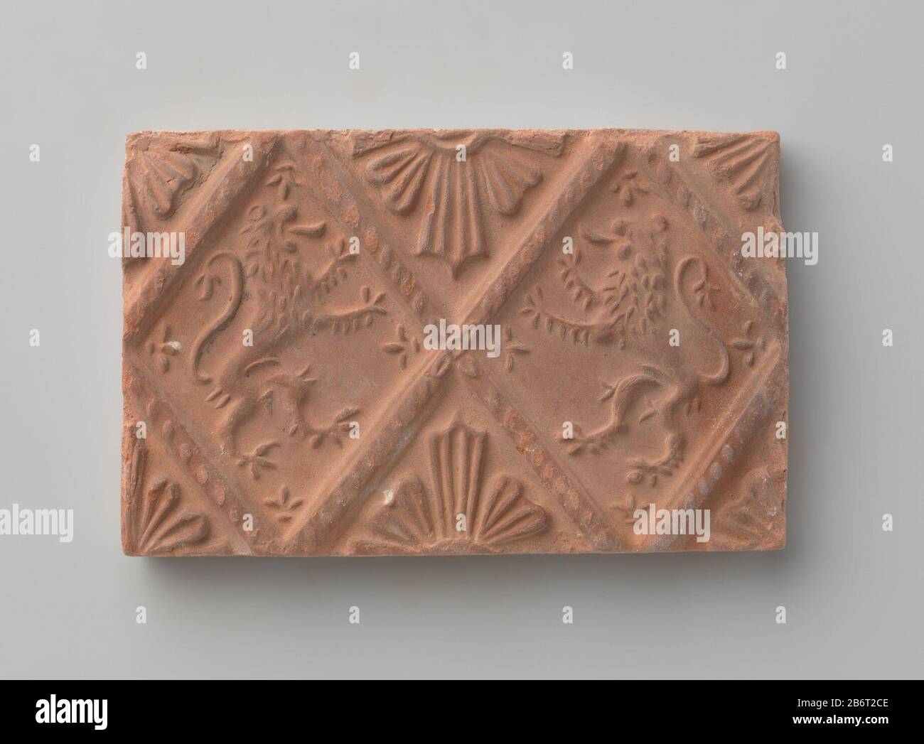 Haardsteen ha incontrato voorstelling van twee klimmende leeuwen Haardsteen ha incontrato voorstelling van twee klimmende leeuwen, geplaatst in geprofileerde ruit. De halve ruiten aan de boven- en onderkant zijn opgevuld met stermotief. Produttore : vervaardiger: AnoniemPlaats fabbricante: Nederland Dating: CA. 1875 - ca. 1900 kenmerken Fisico: Aardewerk Materiale: Aardewerk Techniek: Bakken / stempelen dimensioni: H 9,2 cm. × b 14,5 cm. × d 1,5 cm. Foto Stock