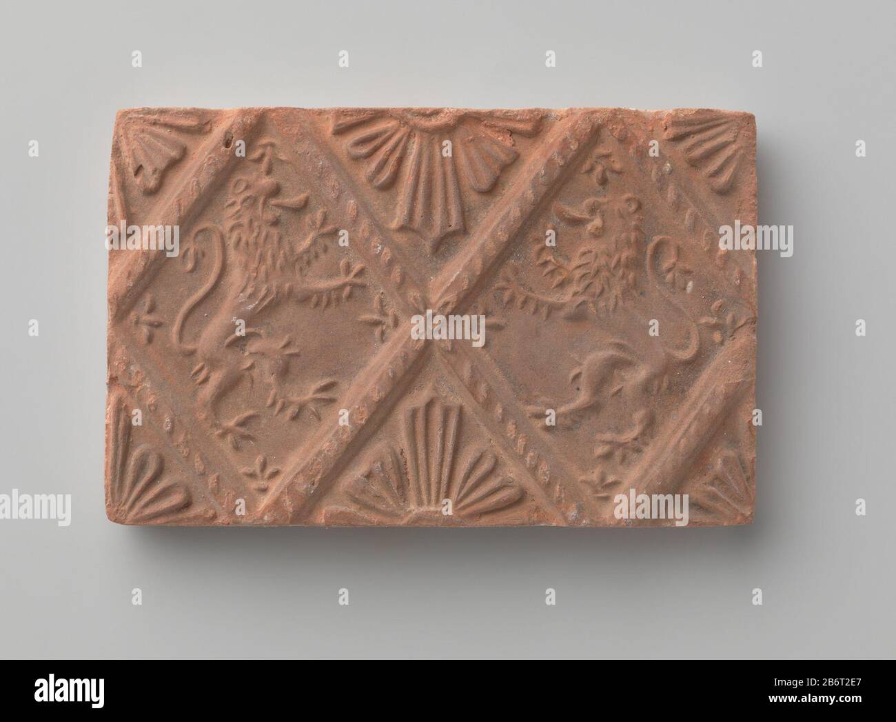 Haardsteen ha incontrato voorstelling van twee klimmende leeuwen Haardsteen ha incontrato voorstelling van twee klimmende leeuwen, geplaatst in geprofileerde ruit. De halve ruiten aan de boven- en onderkant zijn opgevuld met stermotief. Produttore : vervaardiger: AnoniemPlaats fabbricante: Nederland Dating: CA. 1875 - ca. 1900 kenmerken Fisici: Aardewerk Materiale: Aardewerk dimensioni: H 9,2 cm. × b 14,5 cm. × d 1,5 cm. Foto Stock