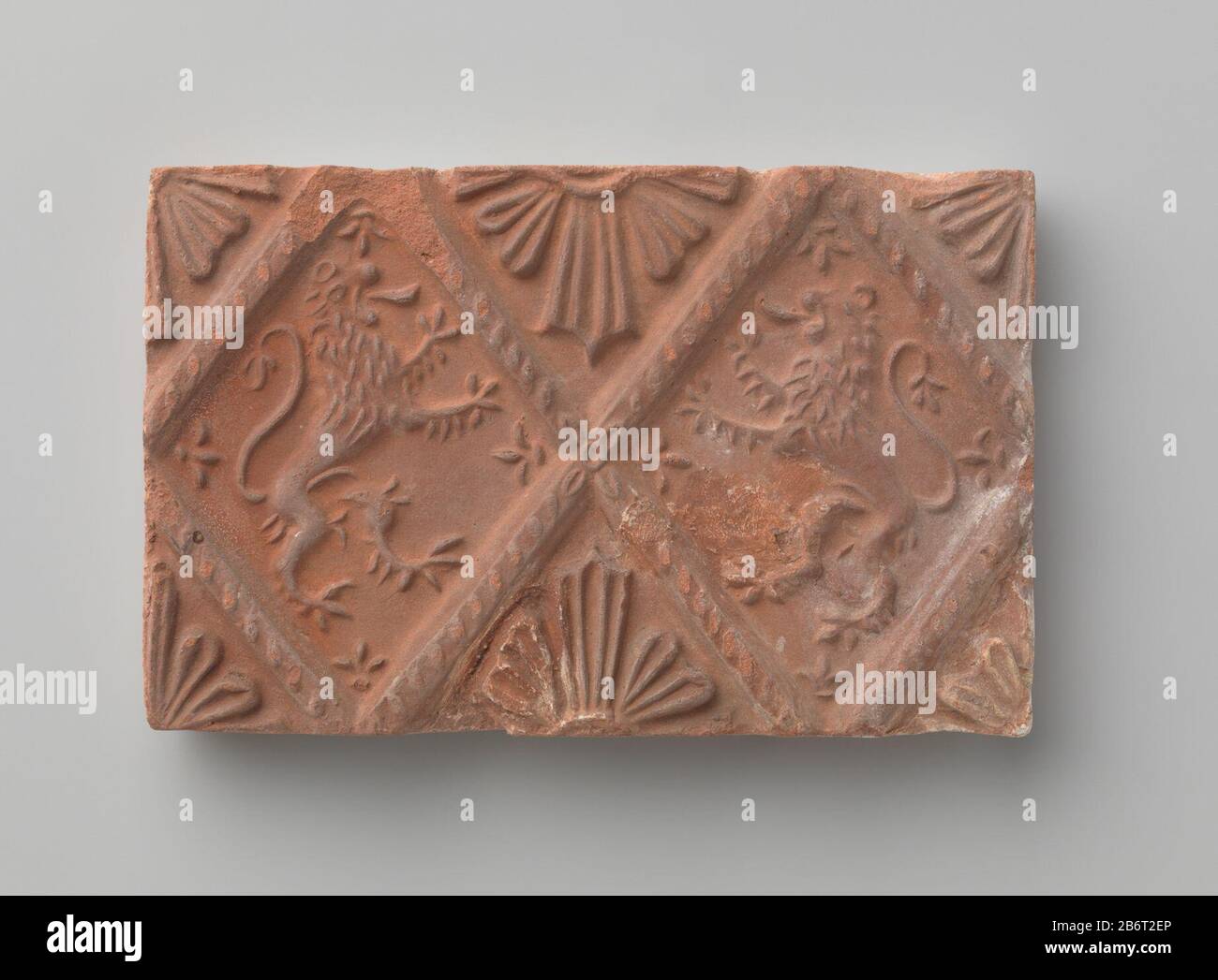 Haardsteen ha incontrato voorstelling van twee klimmende leeuwen Haardsteen ha incontrato voorstelling van twee klimmende leeuwen, geplaatst in geprofileerde ruit. De halve ruiten aan de boven- en onderkant zijn opgevuld met stermotief. Produttore : vervaardiger: AnoniemPlaats fabbricante: Nederland Dating: CA. 1875 - ca. 1900 kenmerken Fisico: Aardewerk Materiale: Aardewerk Techniek: Bakken / stempelen dimensioni: H 9,2 cm. × b 14,5 cm. × d 1,5 cm. Foto Stock