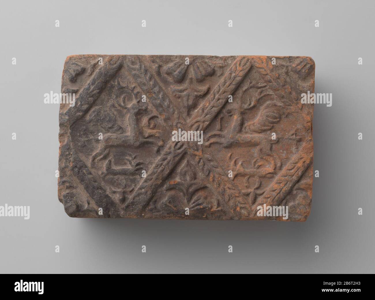 Haardsteen ha incontrato voorstelling van twee vliegende herten Haardsteen ha incontrato voorstelling van twee naar elkaar toegewende vliegende herten en het jaartal 1614, geplaatst in geprofileerde ruit. De halve ruiten aan de boven- en onderkant zijn opgevuld met halve medaillons met bladmotief. Produttore : vervaardiger: AnoniemPlaats fabbricante: Zuidelijke Nederlanden Dating: CA. 1614 Kenmerken Fisico: Aardewerk Materiale: Aardewerk Techniek: Bakken / stempelen dimensioni: H 10 cm. × b 14,5 cm. × d 6,5 cm. Foto Stock