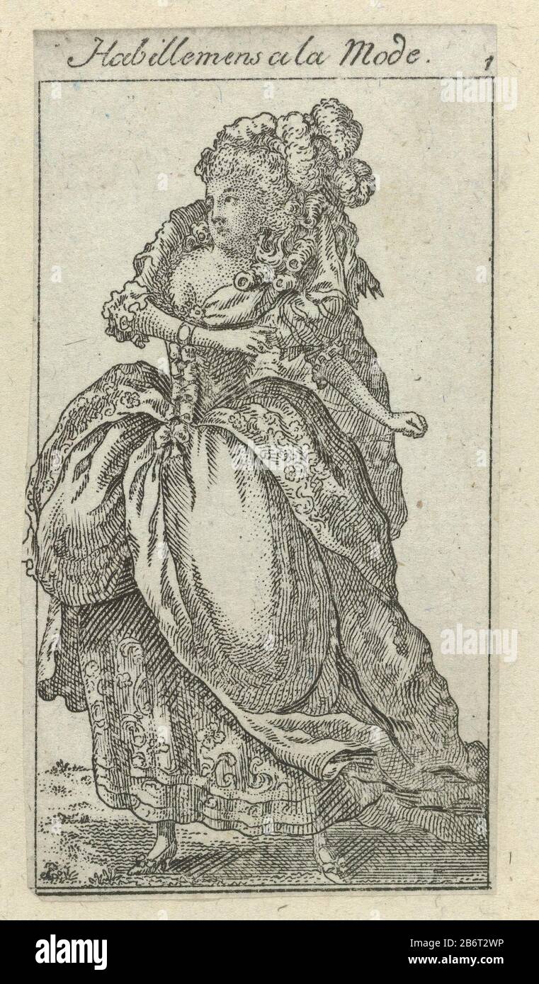 Habillemens a la Mode, 1784-1785, No 1 donna in piedi vestita con un abito con treno e motivo floreale su una gonna abbinata rifinita con due bande. I capelli ricci sono ornati di piume. Accessori: Bracciale, scarpe con tacco e archi. La stampa fa parte dell'almanac Habillemens a la mode, 1784-1785. Produttore : stampatore: Anonimo Data: 1784 - 1785 caratteristiche Fisiche: Engra materiale: Carta Tecnica: Engra (processo di stampa) Misure: Foglio: H 91 mm (immagine incollata su carta) × b 49 mmgeheel: H 146 mm × W 91 mm Oggetto: Abito, abito (+ abbigliamento donna) piastre moda calenda Foto Stock