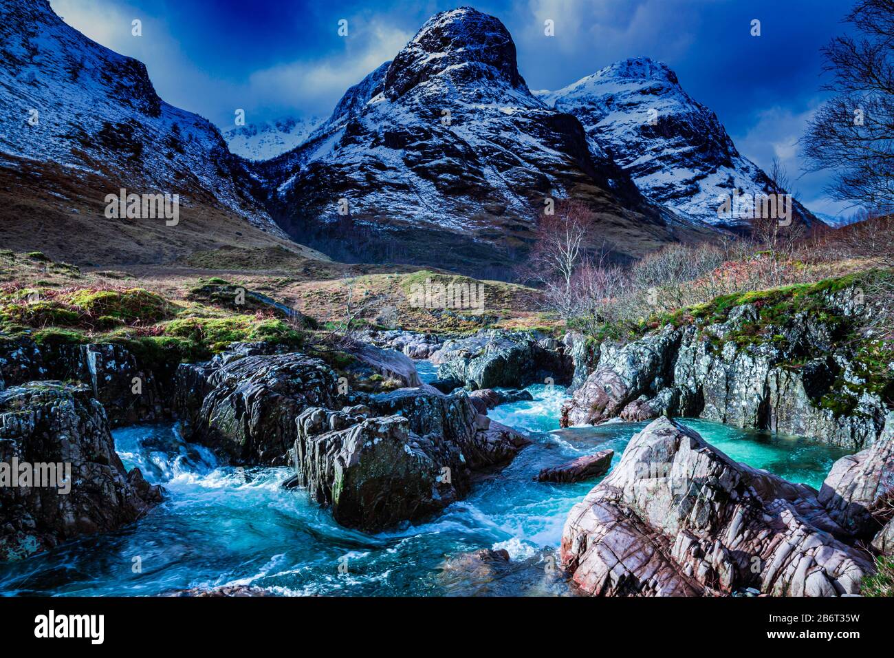 Primavera a Glencoe, altopiano, Scozia, regno unito con vista delle tre sorelle e del fiume Coe. Foto Stock