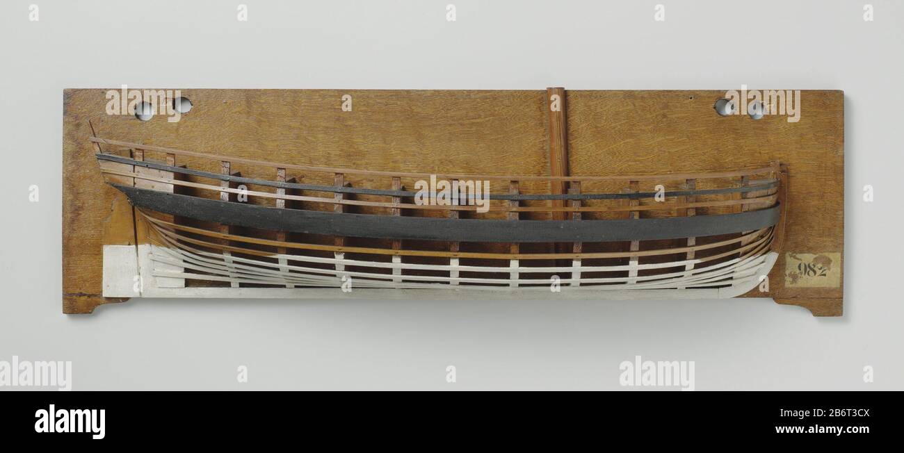 Halfmodel van een kanonneerschoener Gepolychromeerd mallenmodel (stuurboord) van een eenmaster. Gewrongen spiegel, hol wulf, geen dettagli van het hek; recht roer met vierkante roerkoning. De zeeg loopt op naar beide uiteinden, één barkhout. Gepiekt rondsprant. Produttore : modelmaker: AnoniemPlaats manufacturing: Nederland Dating: CA. 1780 - ca. 1820 kenmerken Fisico: Hout Materiale: Hout Techniek: Policromie dimensioni: H 20,7 cm. × b 71,4 cm. × d 10,6 cm. ToelichtingDit modello draagt nummer 982, wat een visschuit lang 44 voet zou moeten zijn, en het modello met nummer 402 is die visschuit, z Foto Stock