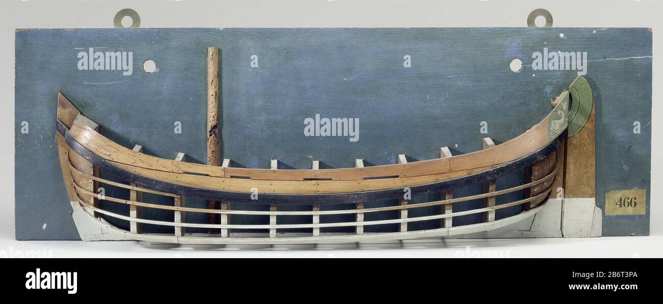 Halfmodel van een smakschip Gepolychromeerd mallenmodel (bakboord) van een eenmastast platbodem. De huid boven het barkhout is gesloten en en heedft vier lange spuigaten; de reling loopt achter zeer hoog en vormt een driehoekig hennegat, gedecoreerd met een dolfijn. Rond achterschip, razza roer met grote krul als roerkop. De zeeg loopt naar beide uiteinden op, barkhout doorlopend su voor- en achtersteven, en een kimgang. Produttore : modelmaker: AnoniemPlats manufacturing: Nederland Dating: 1780 - 1820 Physical kenmerken: Hout Material: Hout Techniek: Policromie Dimensions: H 26,2 cm. × b 79,6 c Foto Stock