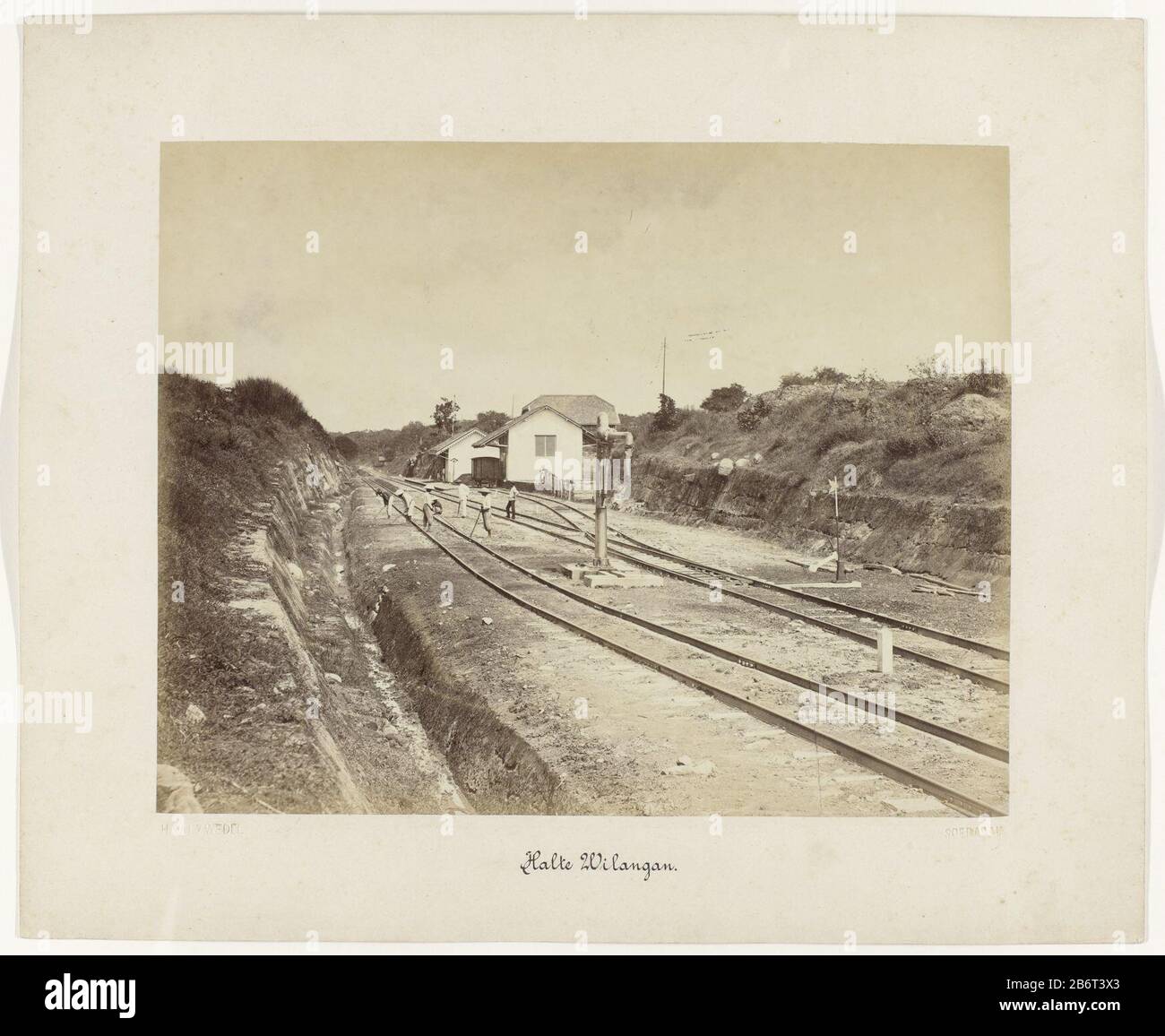 Halte Wilangan (titel op Object) Staatsspoorweggen op Java (seriettel) la fermata o la stazione Wilangan. Un gruppo di lavoratori che lavorano in pista. Bloccato su karton.Onderdeel di un gruppo di 62 foto in una scatola con l'iscrizione Ferrovie dello Stato su Java dal 1888. Produttore : fotografo Herman Salzwedel (elenco proprietà) Luogo di fabbricazione: Surabaya datazione: 1880 - 1888 caratteristiche Fisiche: Albumen materiale di stampa: Carta Tecnica: Albumen stampa dimensioni : foto: H 215 mm × W 275 mmkarton: H 300 mm × W 370 mm Data: 1880 - 1888 Foto Stock