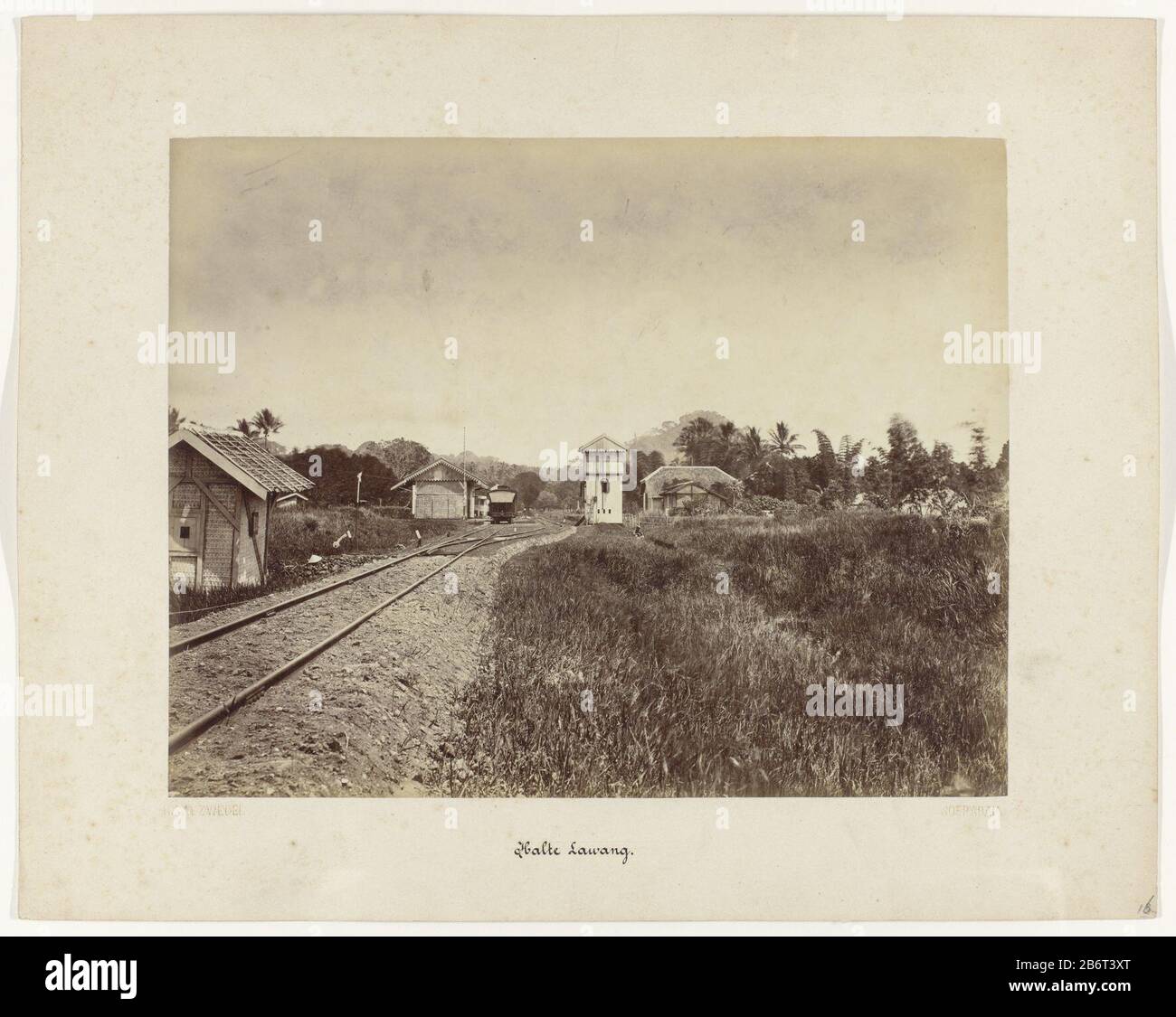 Halte Lawang (titel op Object) Staatsspoorweggen op Java (serietitel) la fermata Lawang on-line Banjil Malang. Alla stazione c'è un treno sulla pista. Parte di un gruppo di 62 foto in una scatola con l'iscrizione Ferrovie dello Stato su Java dal 1888. Produttore : fotografo Herman Salzwedel (elenco proprietà) Luogo di produzione: Surabaya datazione: 1880 - 1888 caratteristiche Fisiche: Albumen materiale di stampa: Carta Tecnica: Albumen stampa dimensioni: Foto: H 215 mm × W 275 mmkarton: H 300 mm × W 370 mm Data: 1880 - 1888 Foto Stock