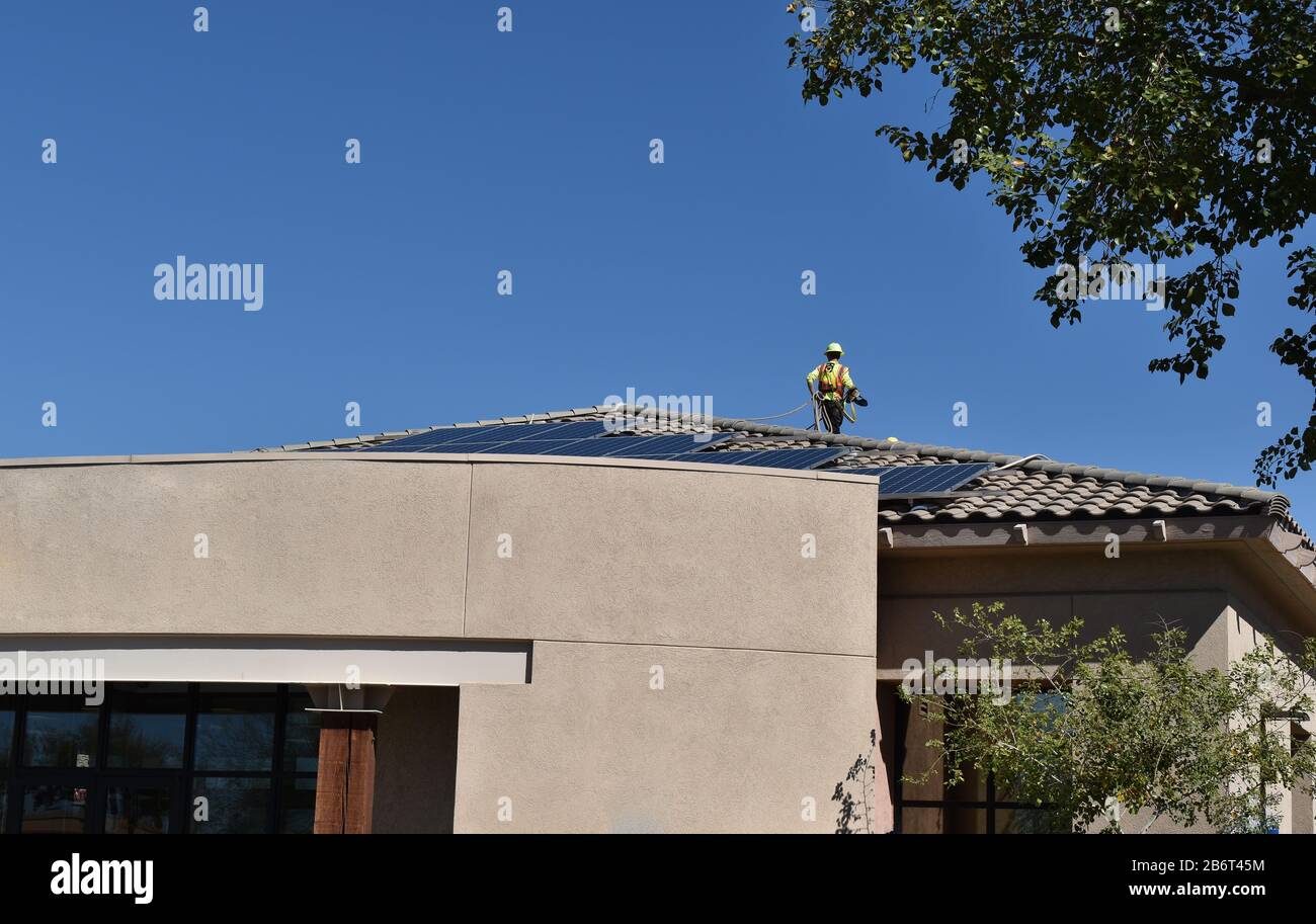 Installazione pannello solare - coscienza ambientale Foto Stock