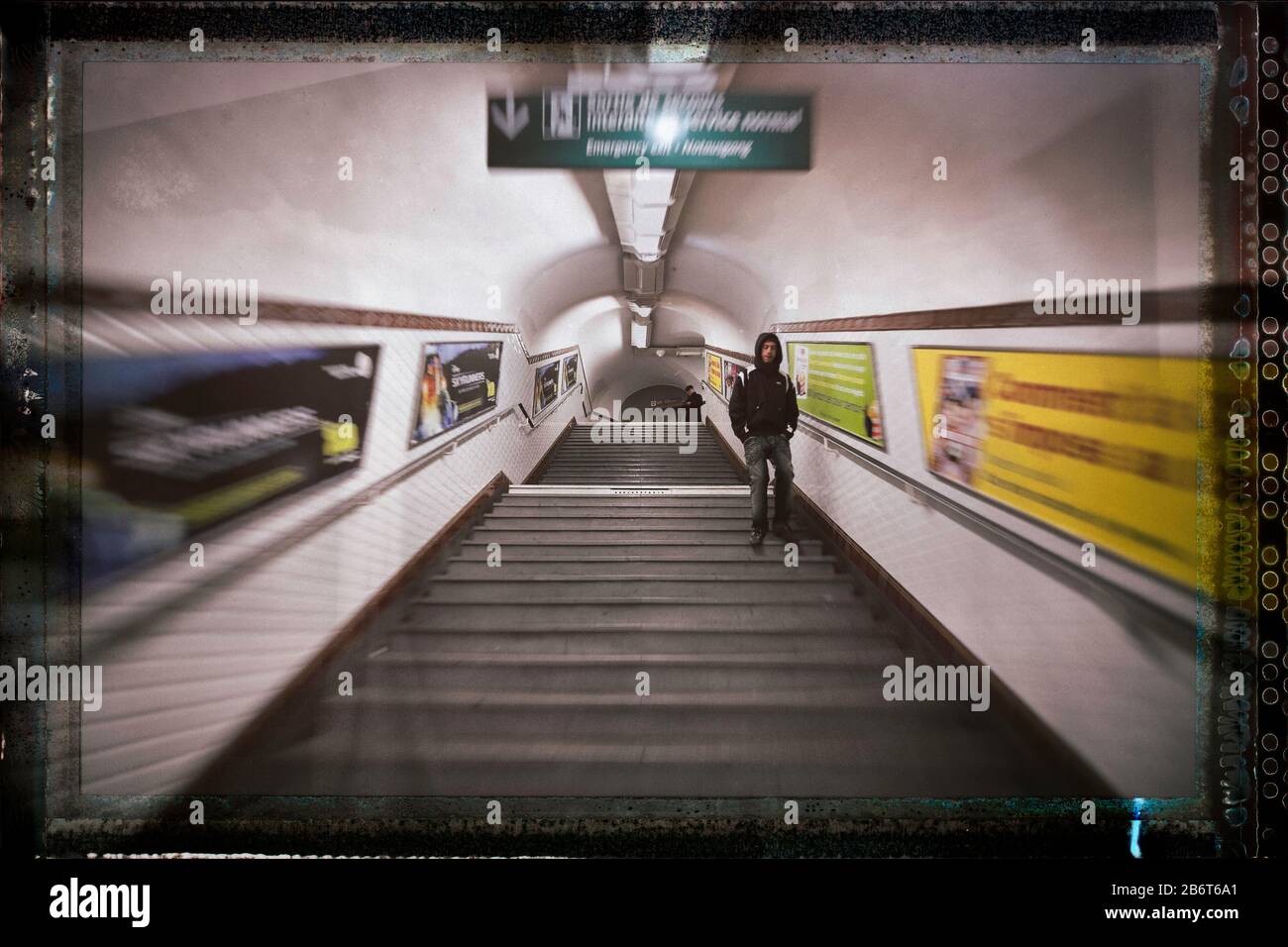 Un uomo cammina giù le scale alla stazione della metropolitana Abbesses a Montmartre, Right Bank, Parigi, Francia, Europa, colore Foto Stock