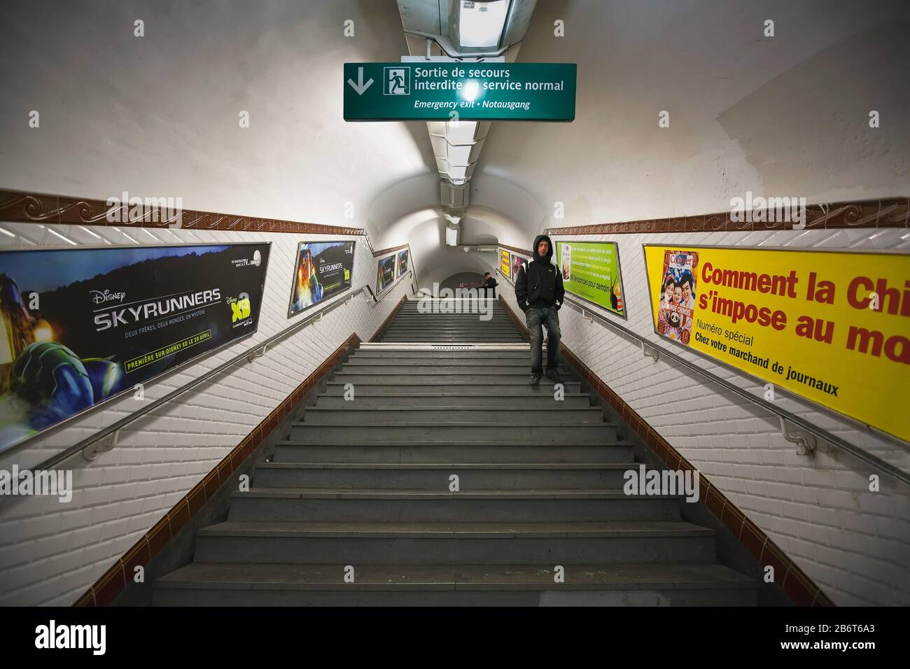 Un uomo cammina giù le scale alla stazione della metropolitana Abbesses a Montmartre, Right Bank, Parigi, Francia, Europa, colore Foto Stock