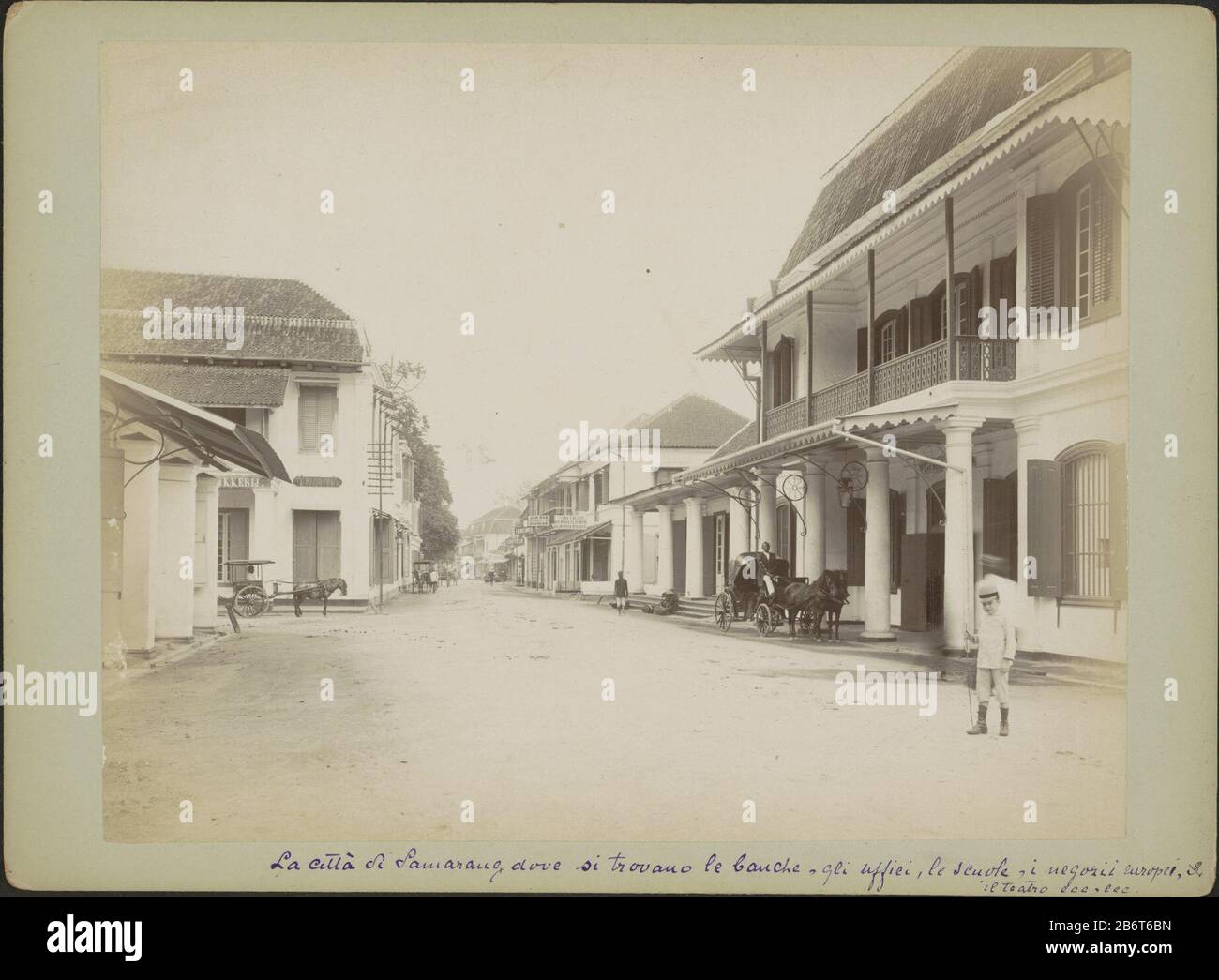Heerenstraat a Semarang ha incontrato winkels, wachtend rijtuig en voorbijgangers Parte di Travel Album con foto di visto che: Condizioni a Marsiglia, Port Said, Aden, Bombay, Colombo, Singapore e Dutch-Indië. Produttore : fotografo: Anonymous place manufacturing: Semarang Dating: CA. 1870 - ca. 1910 caratteristiche Fisiche: Albumen materiale di stampa: Carta fotografica cartone Tecnica: Albumina pressione dimensioni: Album foglia: H 241 mm × W 329 mm Oggetto: Street (+ città (-scape) con figure, staff) negozio, negozio a quattro ruote, veicolo disegnato da animali, ad esempio: Cabina, trasporto, pullman (+ o con Foto Stock