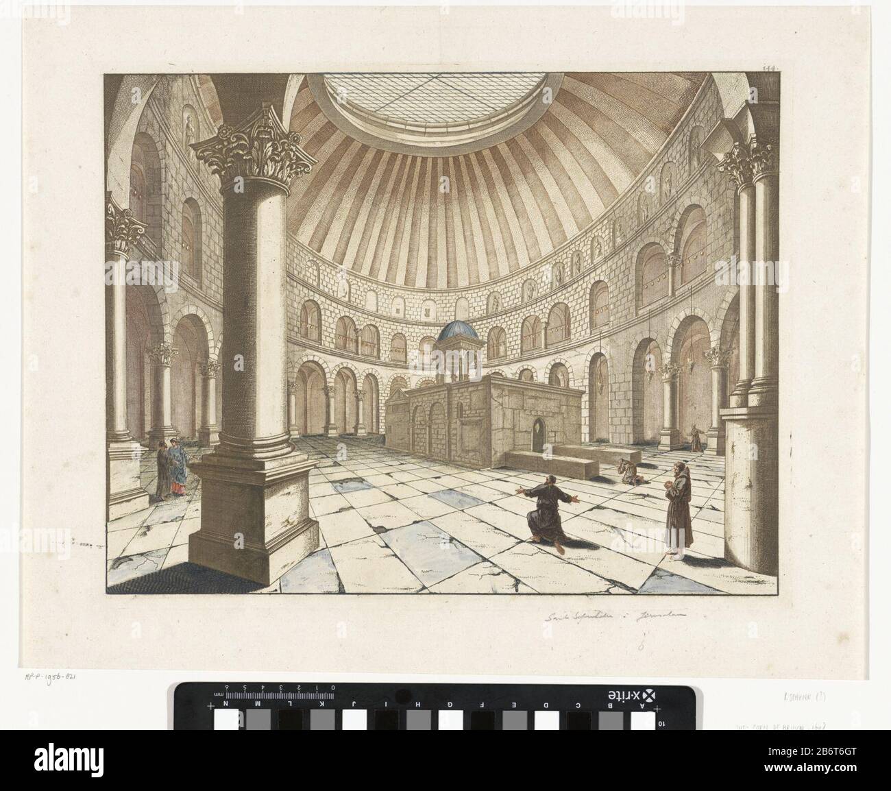 Heilig Grafkerk te Jeruzalem Het interieur van de Heilig-Grafkerk te Jeruzalem met enkele bezoekers en knielende gelovigen. Produttore : Pentmaker: Pieter Schenk (i) (mogelijk)naar tekening van: Cornelis de Bruynuitgever: Gerard Valck (mogelijk)uitgever: Hendrik van KrooneveltPlats fabbricante: Delft Dating: 1698 - 1700 Physical kenmerken: ETS à la poupée in griod, bruen blauklejs de, Techneek: Etsen / kleurendruk / à la poupée / met de hand kleuren dimensioni: Plaatrand: H 302 mm × b 388 mmToelichtingIllustratie voor: Bruyn, Corneli Foto Stock