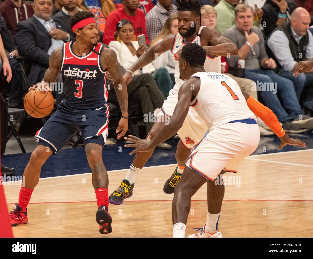 Il Gioco. 10th Mar, 2020. Washington Wizards Guard Bradley Beal (3) sembra passare la palla durante il gioco contro i New York Knicks alla Capital One Arena di Washington, DC il 10 marzo 2020. I Wizards hanno vinto il gioco 122-115. New York Knicks avanti Bobby Portis (1) difende sul play.Credit: Ron Sachs/CNP (RESTRIZIONE: No New York o New Jersey Quotidiani o giornali entro un raggio di 75 miglia di New York City) | utilizzo nel mondo credito: DPA/Alamy Live News Foto Stock