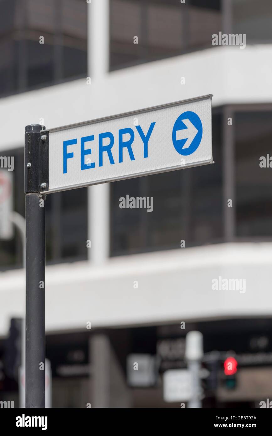 Un cartello del traghetto su una strada a Parramatta che indica il terminal dei traghetti sul vicino fiume Parramatta che trasporta le persone da e per la città di Sydney Foto Stock