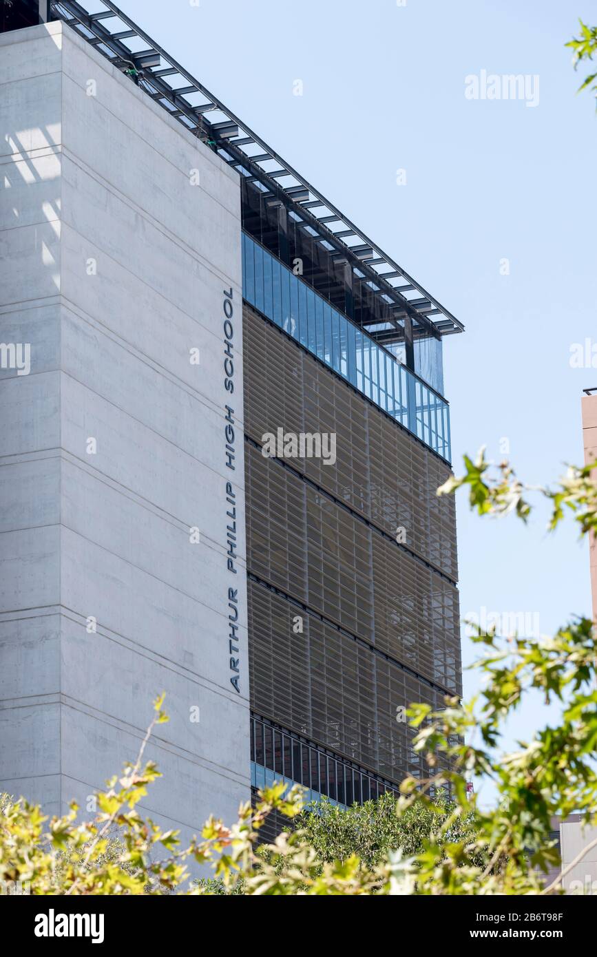 La Arthur Phillip High School è la prima High Rise High School del New South Wales e si trova a Macquarie Street Parramatta, nei sobborghi occidentali di Sydney. Foto Stock